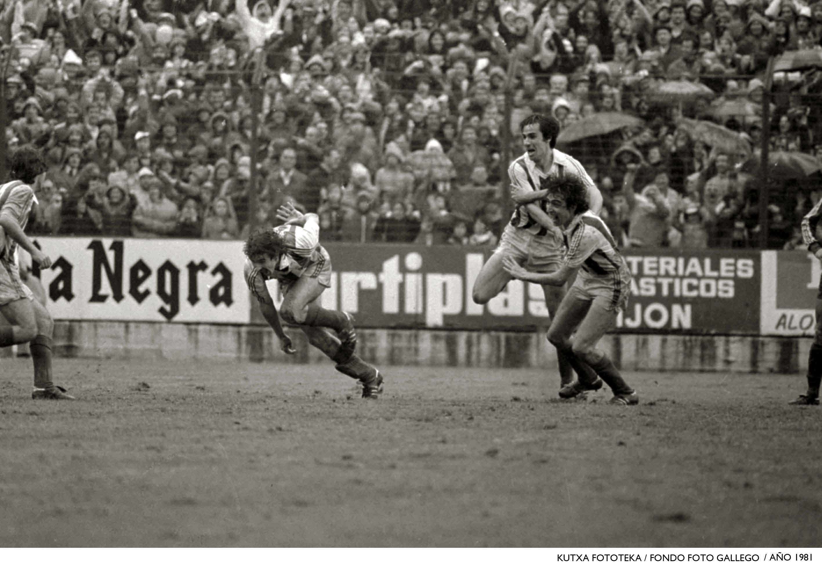 Instantes después del gol de Zamora. La imagen es espectacular. Gorriz, Zamora, Diego...