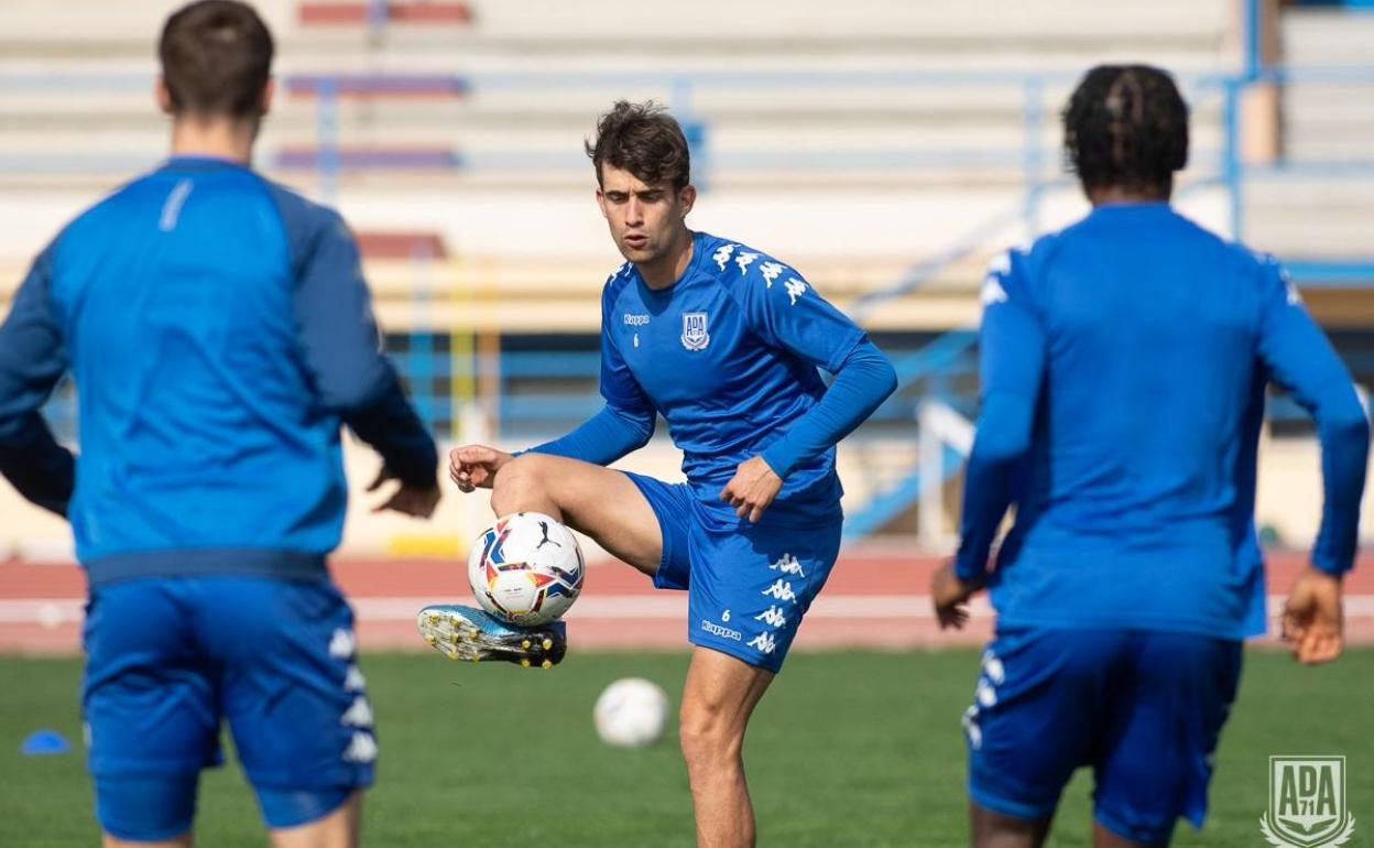 Ander Gorostidi, en un entrenamiento esta semana con el AD Alcorcón. 