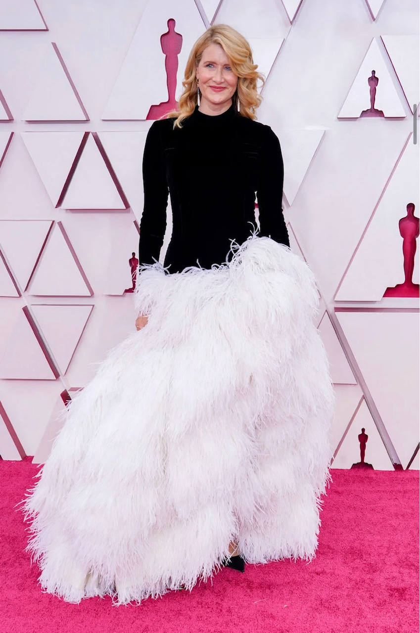 Espléndida Laura Dern. Un vestido con claro ADN de la firma Oscar de la Renta. Una pieza bicolor en black & white, con una parte superior 'minimal' y una parte inferior con plumas. Una destacada creación de la colección pasada (otoño-invierno 2020/2021)