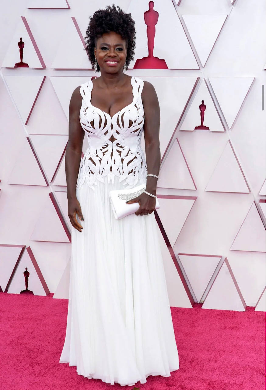 Este Alexander McQueen de Viola Davis en blanco compuesto por multiples 'cut outs' en la zona del tronco, ha sido una de las elecciones más acertadas de la noche