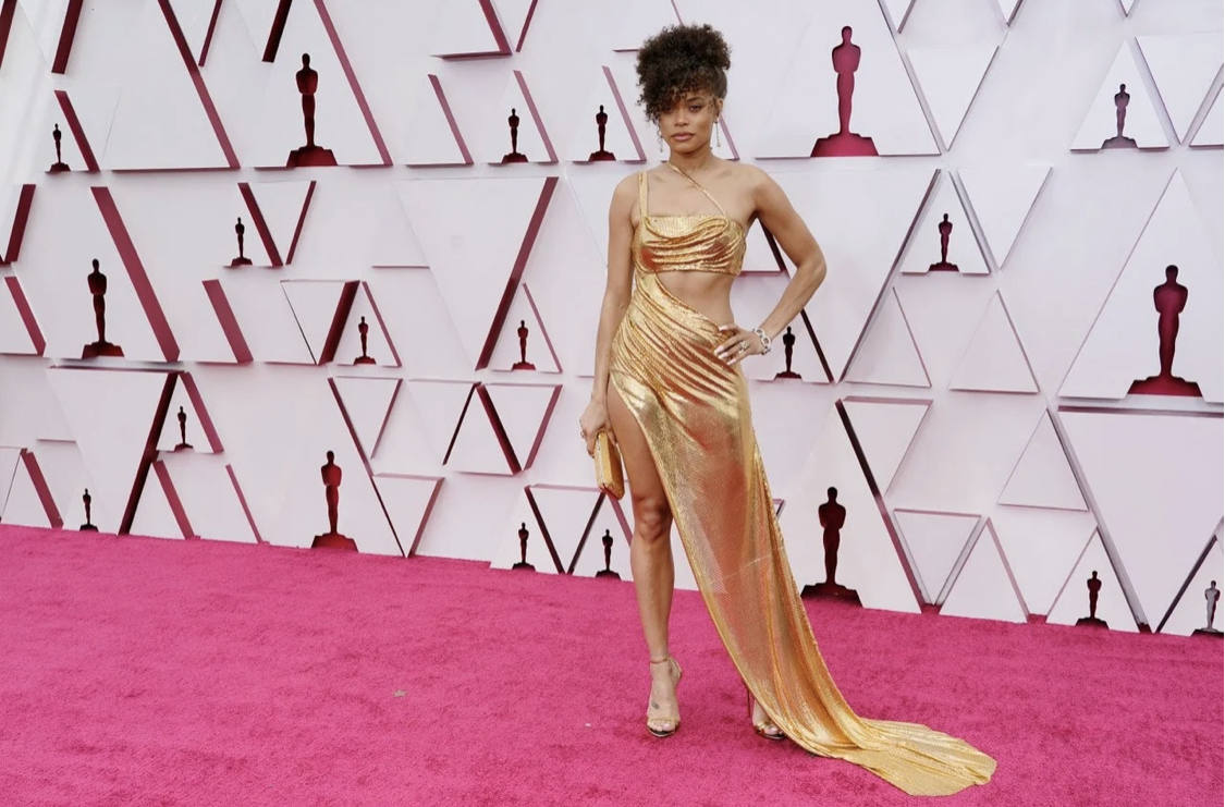 Más 'cut out' en el abdomen, más lentejuela dorada y más asimetrías. Andra Day ha seleccionado uno de los looks más sensuales y atrevidos de la 'red carpet'