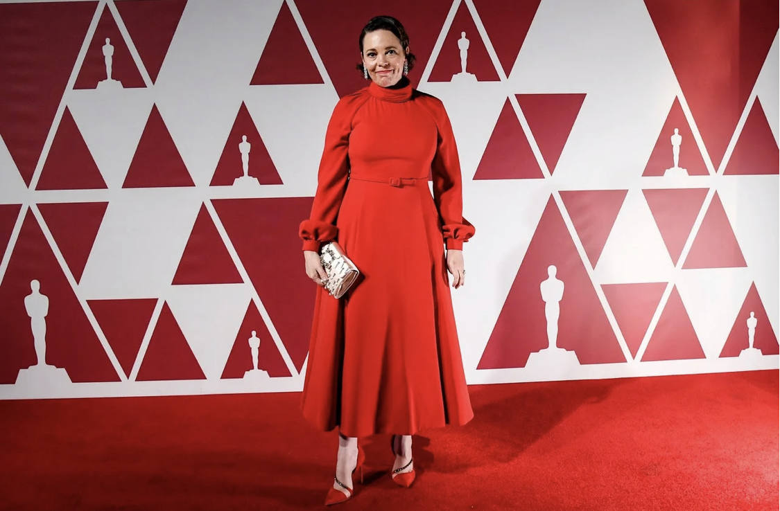 Olivia Colman ha optado por el rojo, uno de los colores más recurrentes de la noche. Un diseño minimalista de largura midi, de cuello alto, manga larga y corte años 50, ceñido con un cinturón en la misma tonalidad. Menos es más