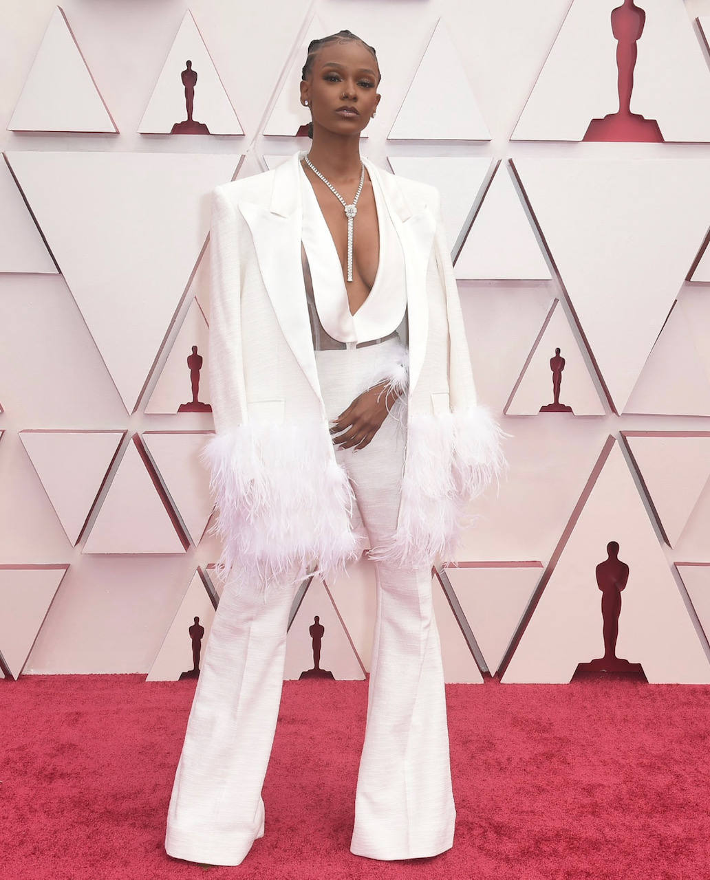 Tiara Thomas ha optado por un 'total look' en blanco construido a través de diferentes piezas y tejidos. Un 'outfit' que ha destacado por su contudente escote, las transparencias y las plumas en la 'blazer'