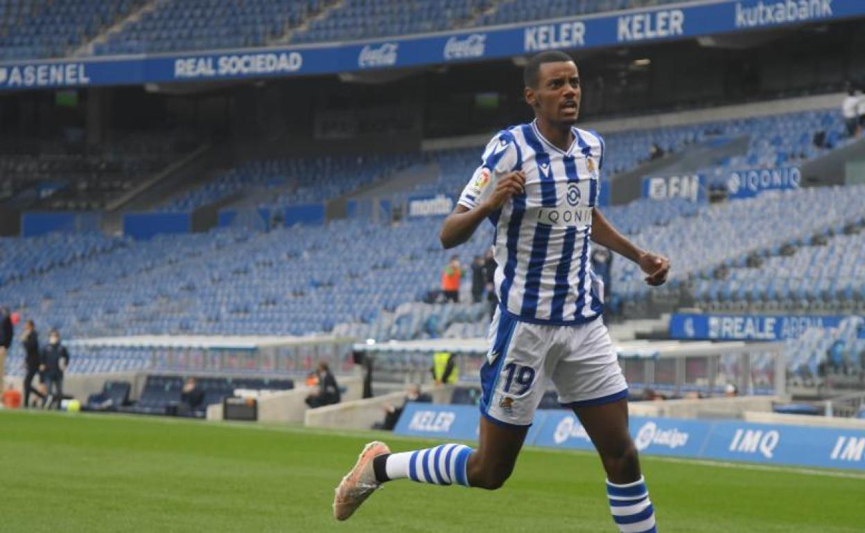 Isak celebra uno de sus dos goles.