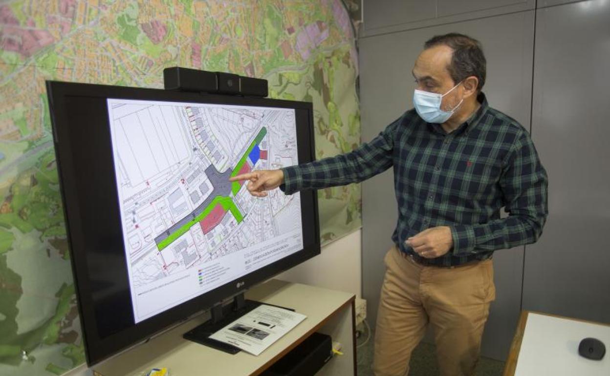 El delegado de Urbanismo, Miguel Ángel Páez, ha detallado los pnaes para el ámbito Alei. 