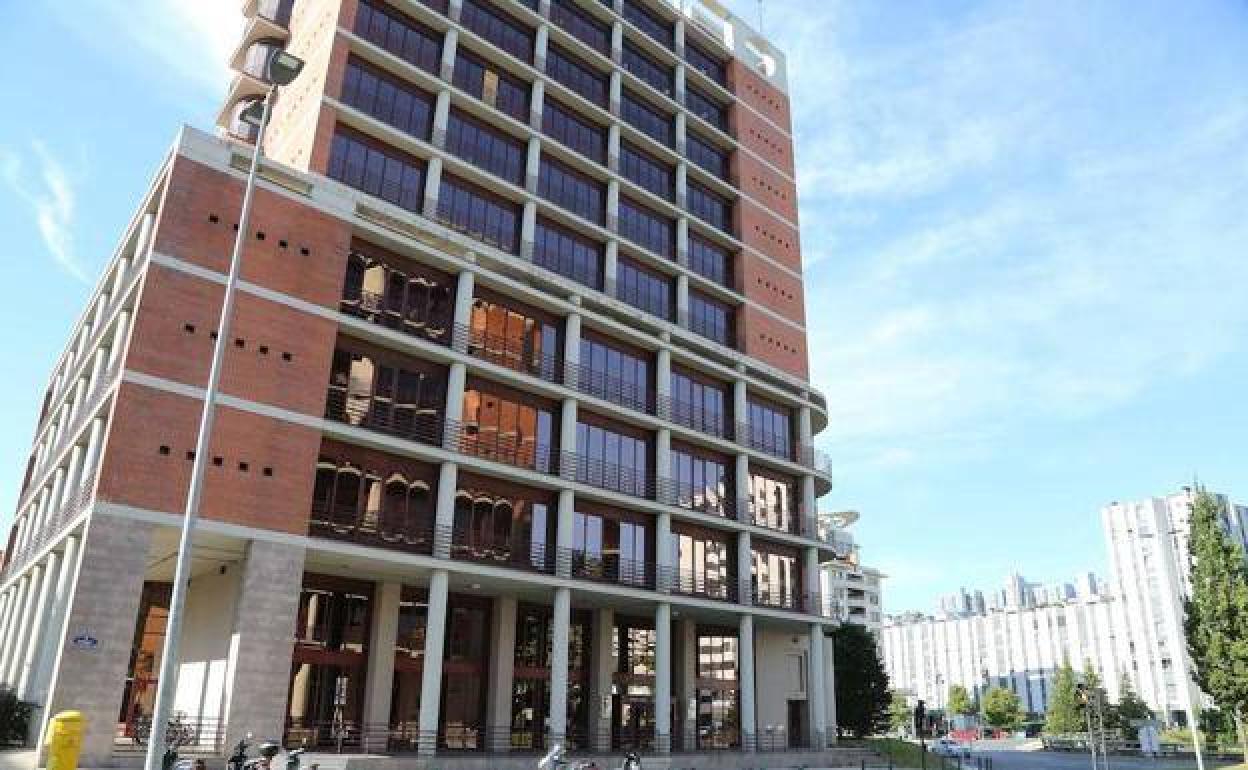 Exterior de la sede de la Hacienda foral, en el barrio de Errotaburu de Donostia. 