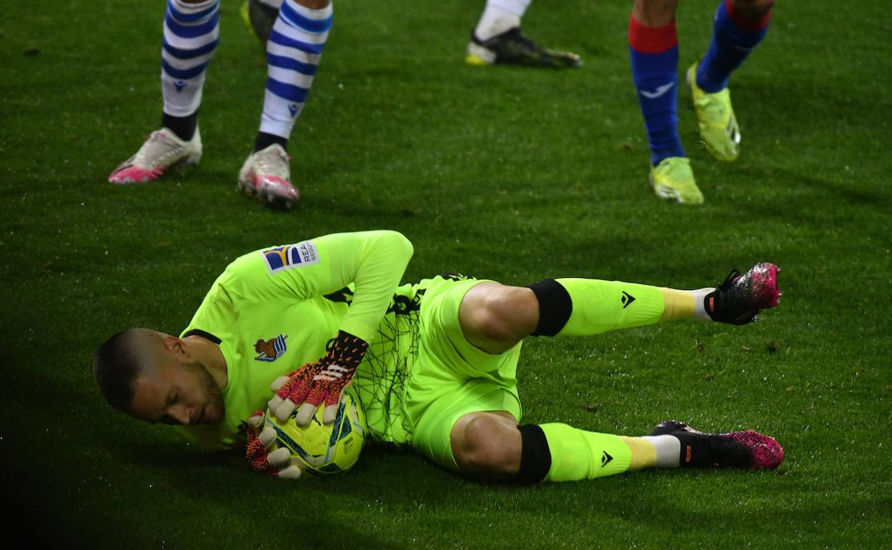 Remiro atrapa el balón. 