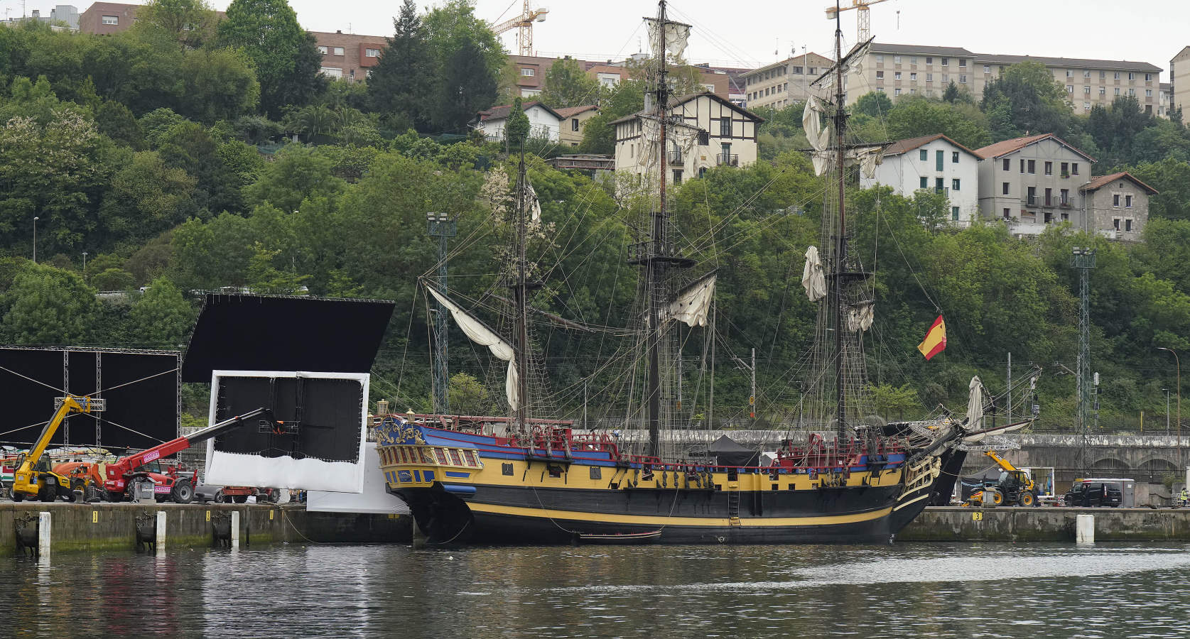 El director dirigió el lunes las últimas escenas que transcurren en el puerto de Pasaia de la serie 'La Fortuna' cuyo rodaje está a punto de finalizar. 