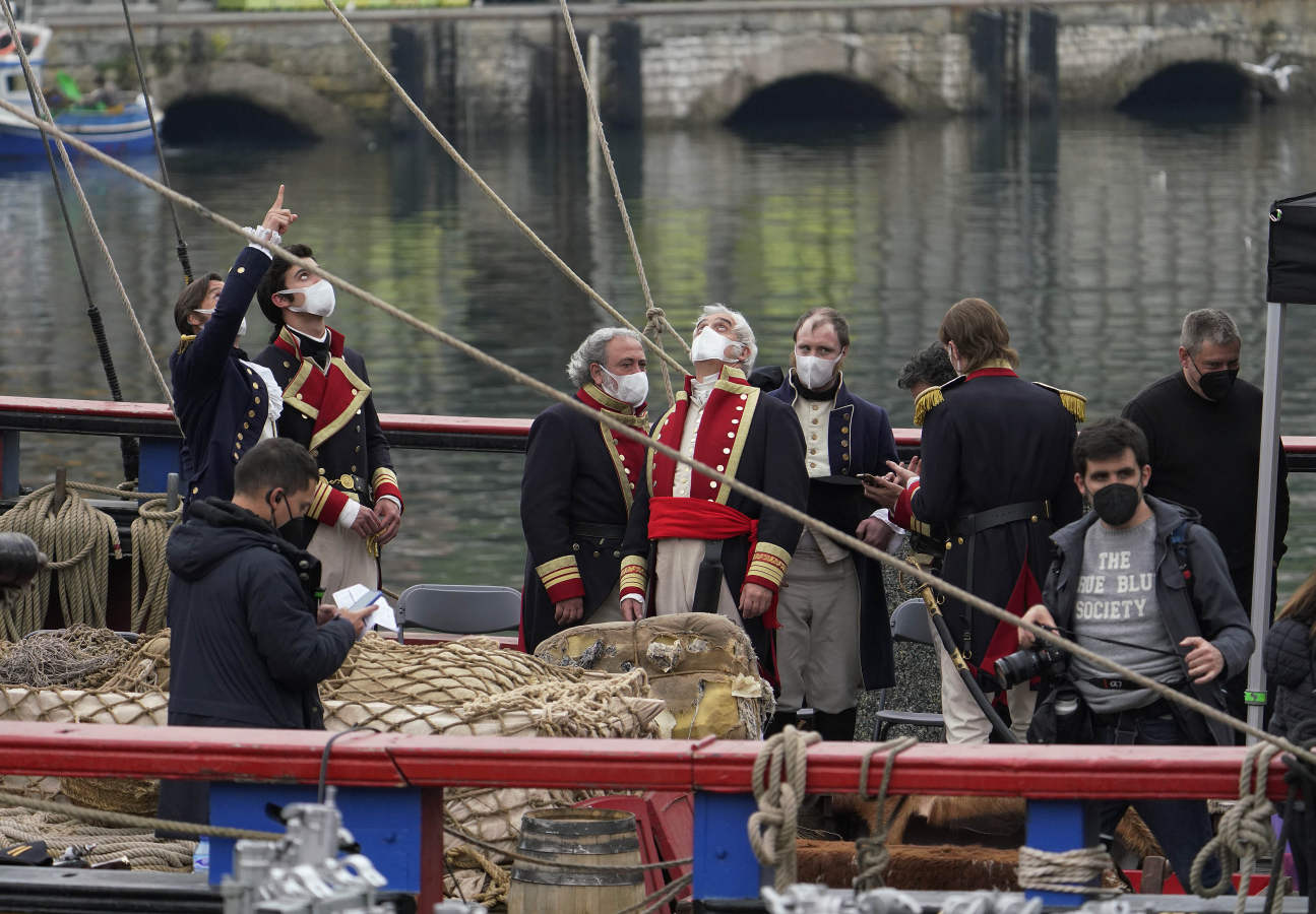 El director dirigió el lunes las últimas escenas que transcurren en el puerto de Pasaia de la serie 'La Fortuna' cuyo rodaje está a punto de finalizar. 