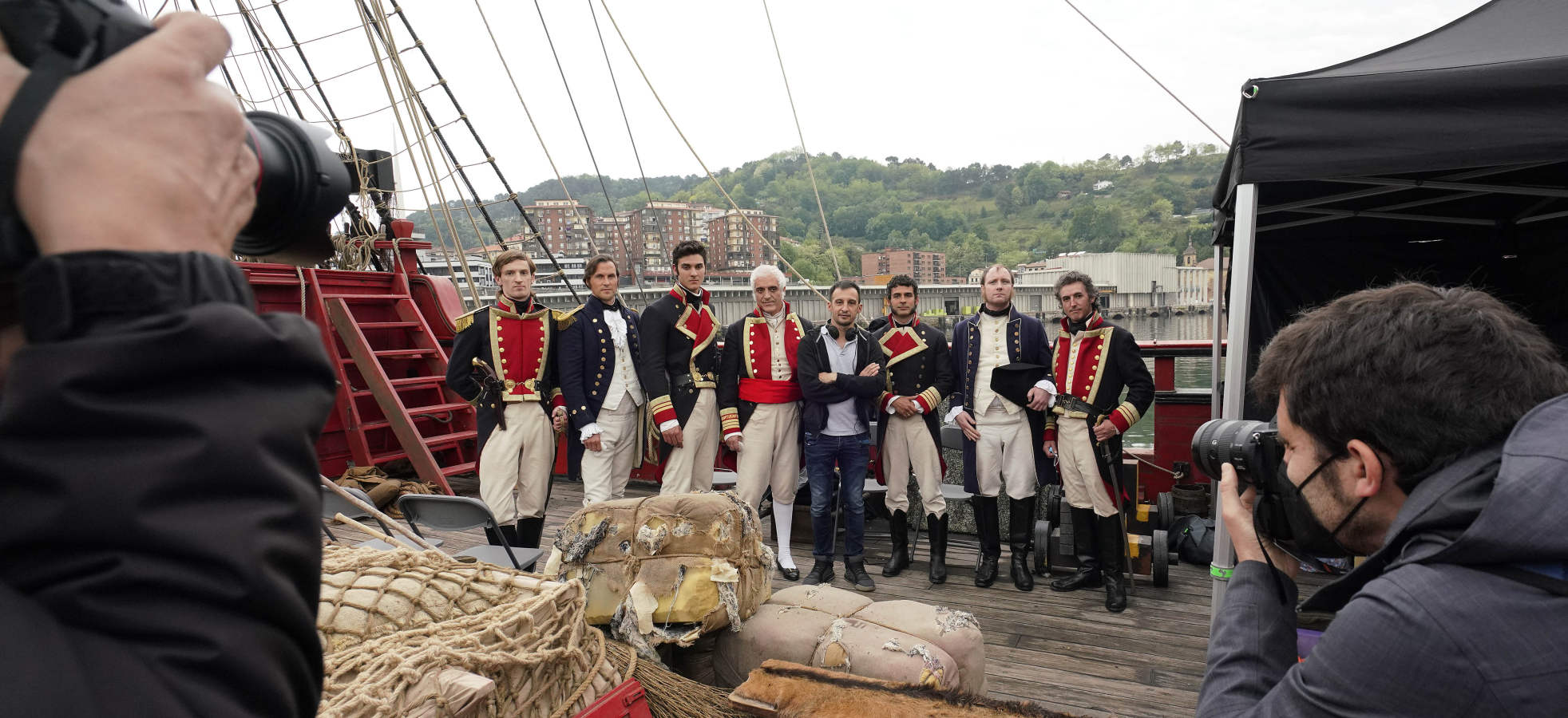 El director dirigió el lunes las últimas escenas que transcurren en el puerto de Pasaia de la serie 'La Fortuna' cuyo rodaje está a punto de finalizar. 