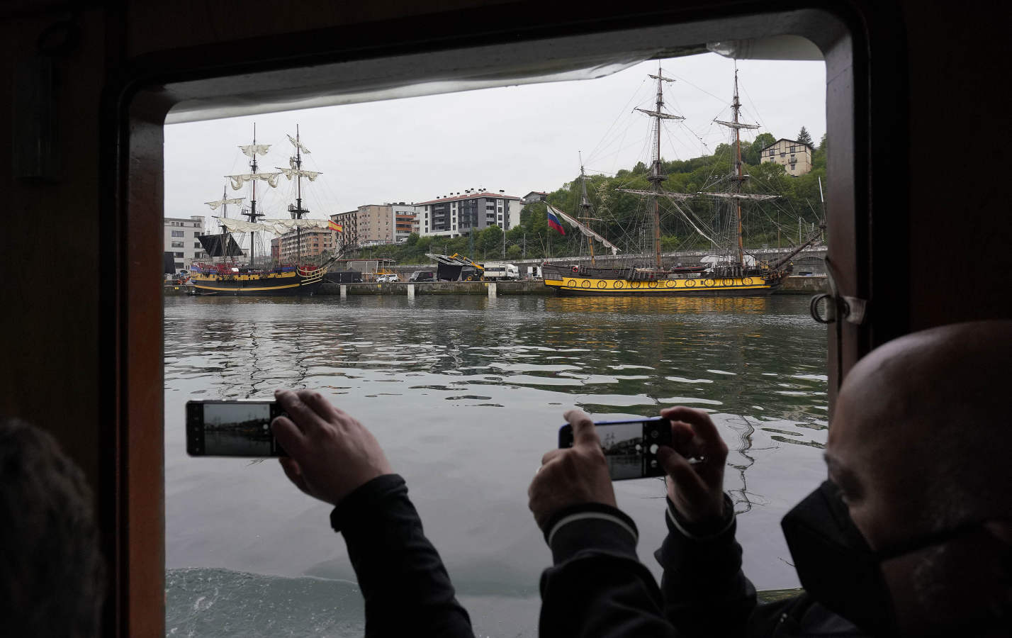 El director dirigió el lunes las últimas escenas que transcurren en el puerto de Pasaia de la serie 'La Fortuna' cuyo rodaje está a punto de finalizar. 