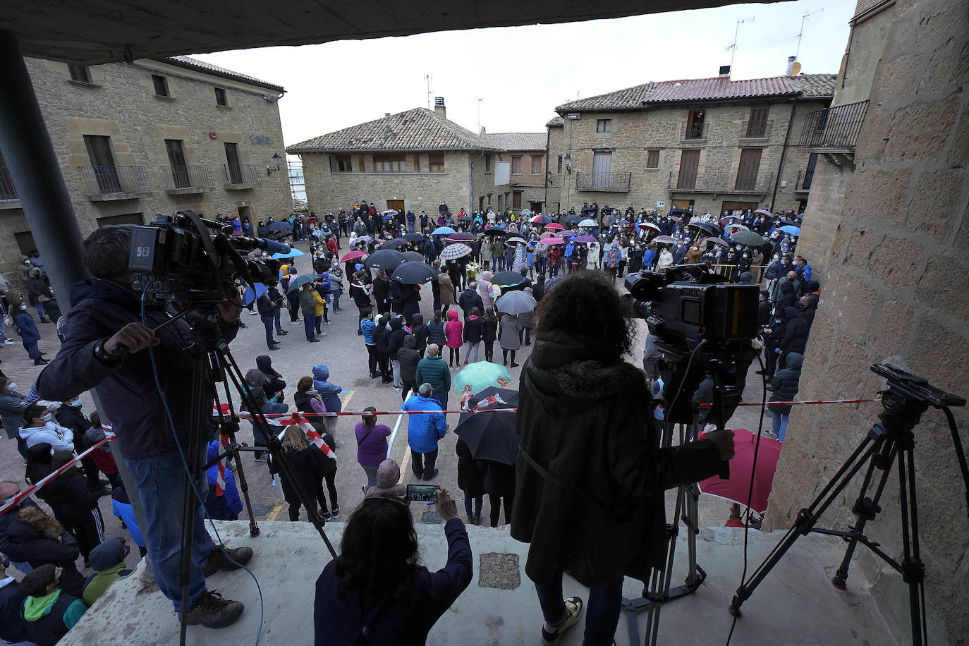 La familia del periodista David Beriáin, asesinado en Burkina Faso junto con el cámara Roberto Fraile, recibió este miércoles el cariño de los vecinos de Artajona en un emotivo homenaje.