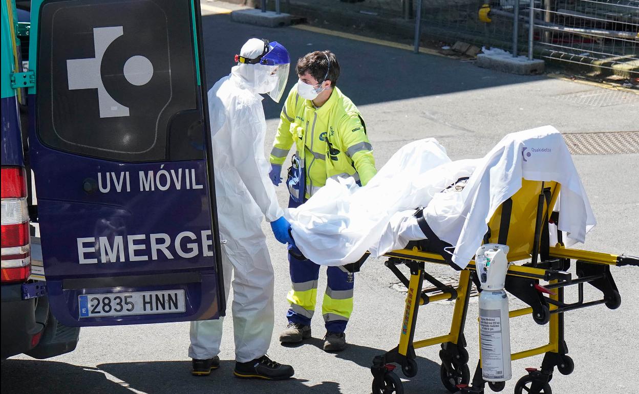 Traslado de un enfermos de coronavirus a Urgencias del Hospital Universitario Donostia.