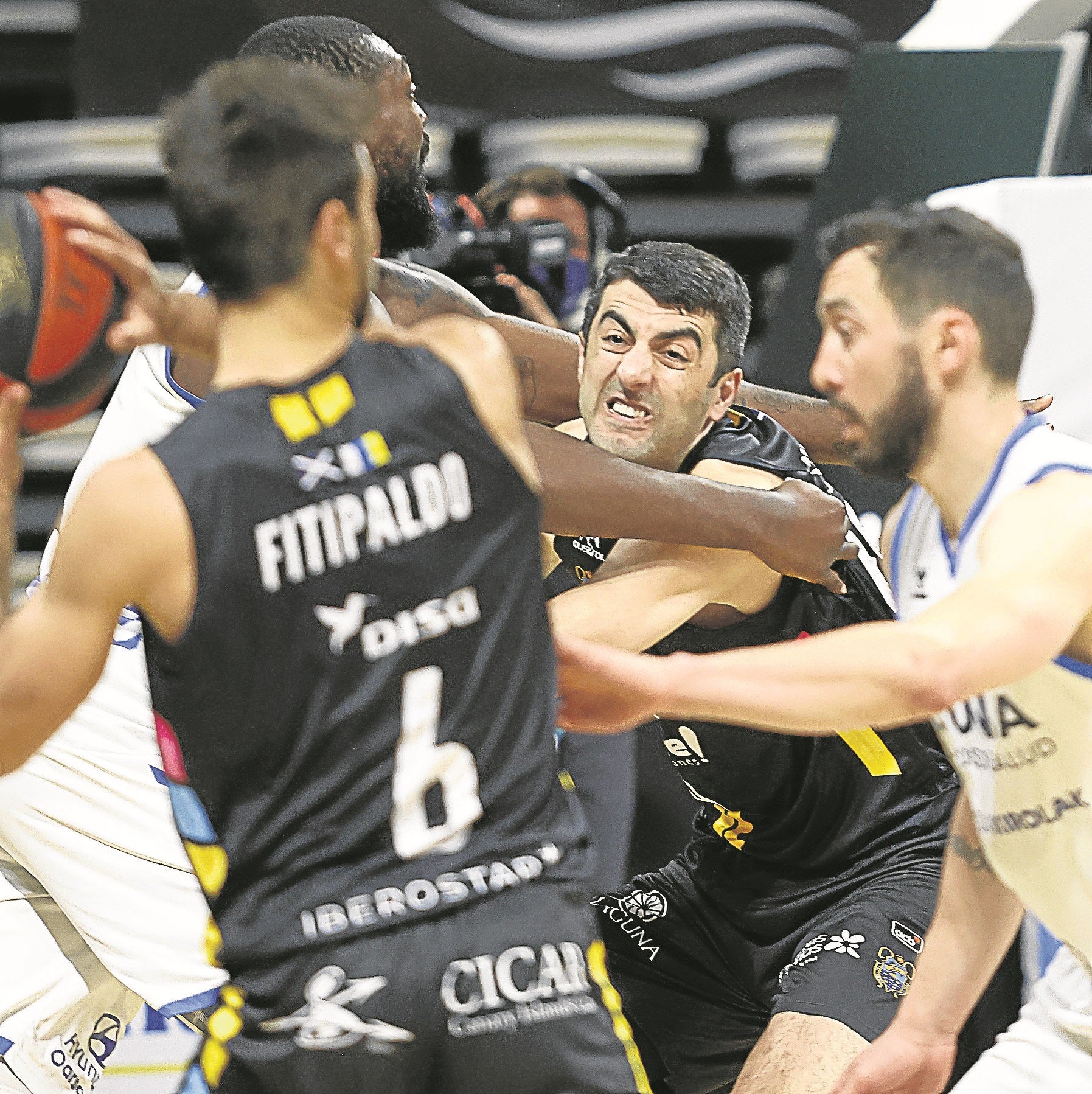 Fitipaldo trata de jugar defendido por Faggiano mientras Shermadini se deshace de Okouo. 