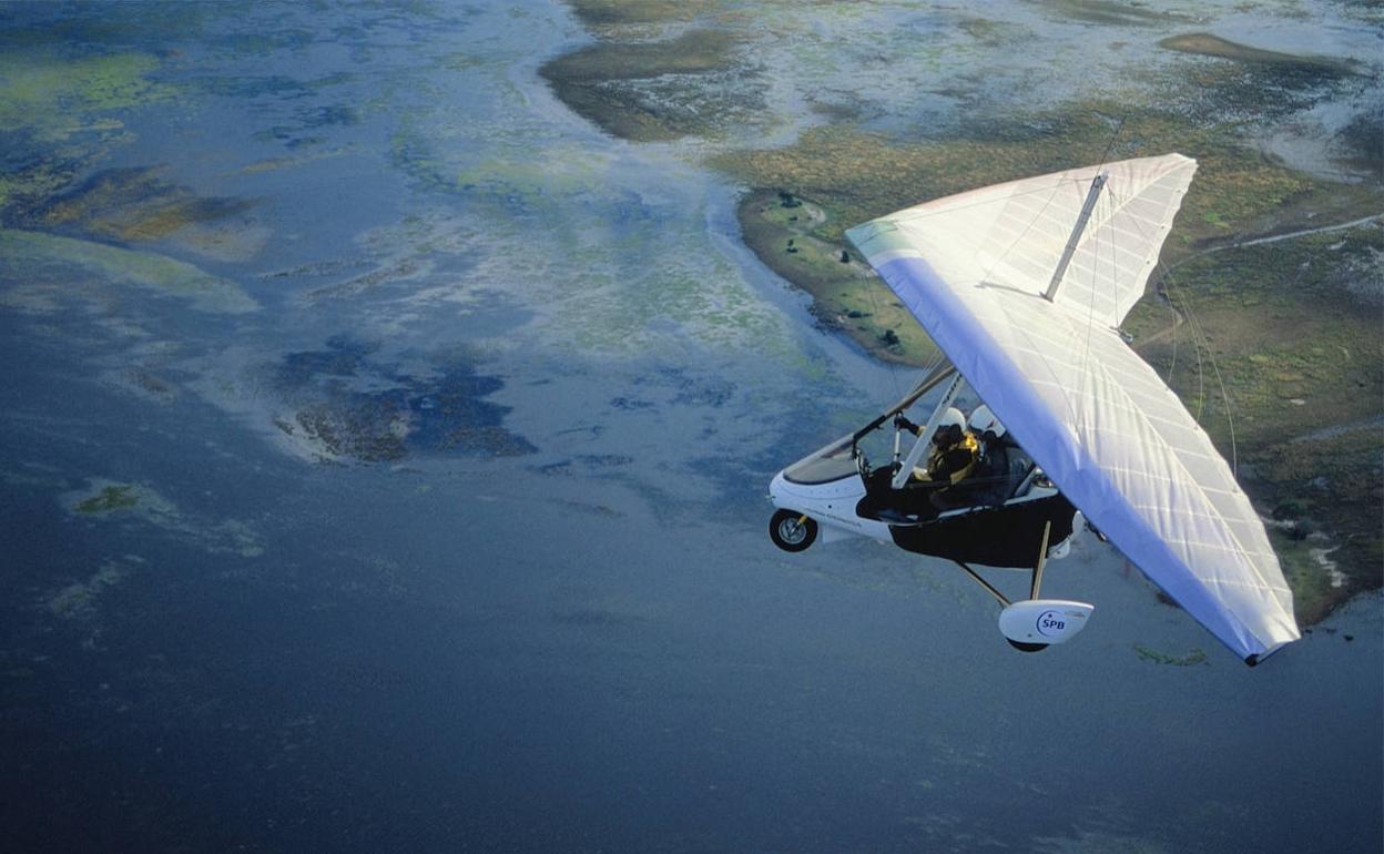 Uno de los dos ultraligeros sobrevolando el delta del Okavango, en Botswana.