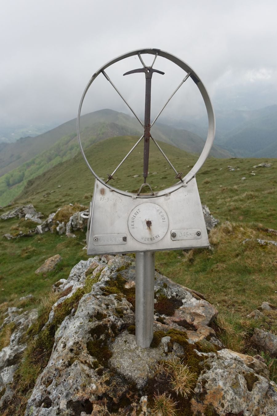 Discreta cima de la línea del Adarra, situada en la muga de Gipuzkoa y Navarra, cobija grandes tesoros a su alrededor