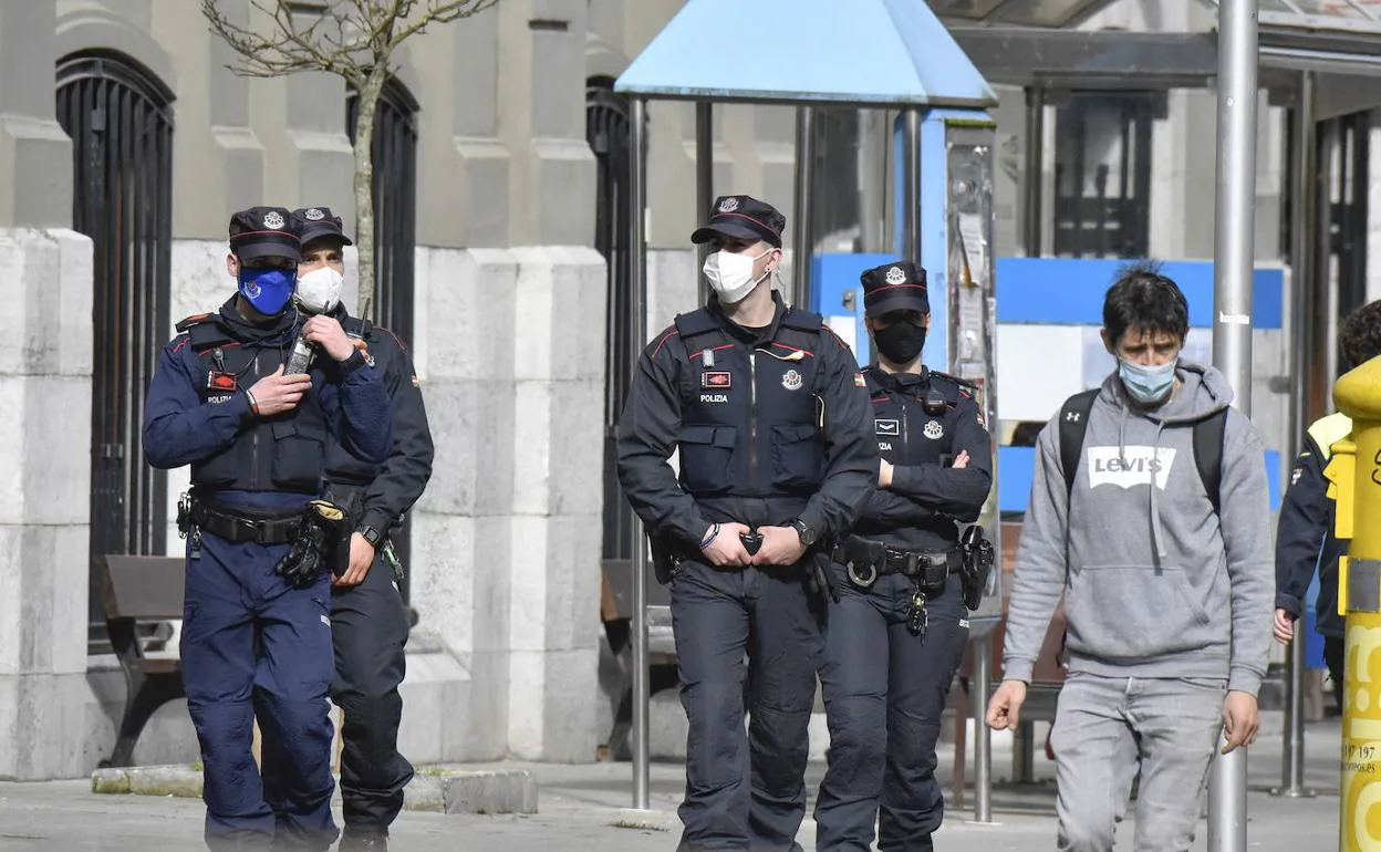 Agentes de la Ertzaintza patrullan las calles de Tolosa en una imagen de archivo.