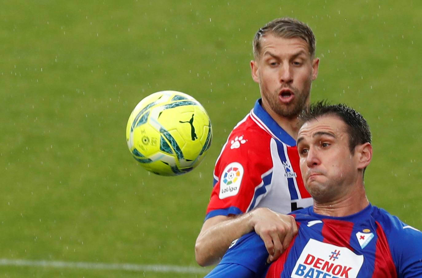 Los de Mendilibar obtienen su segunda victoria de la temporada en casa tras golear el Alavés. 