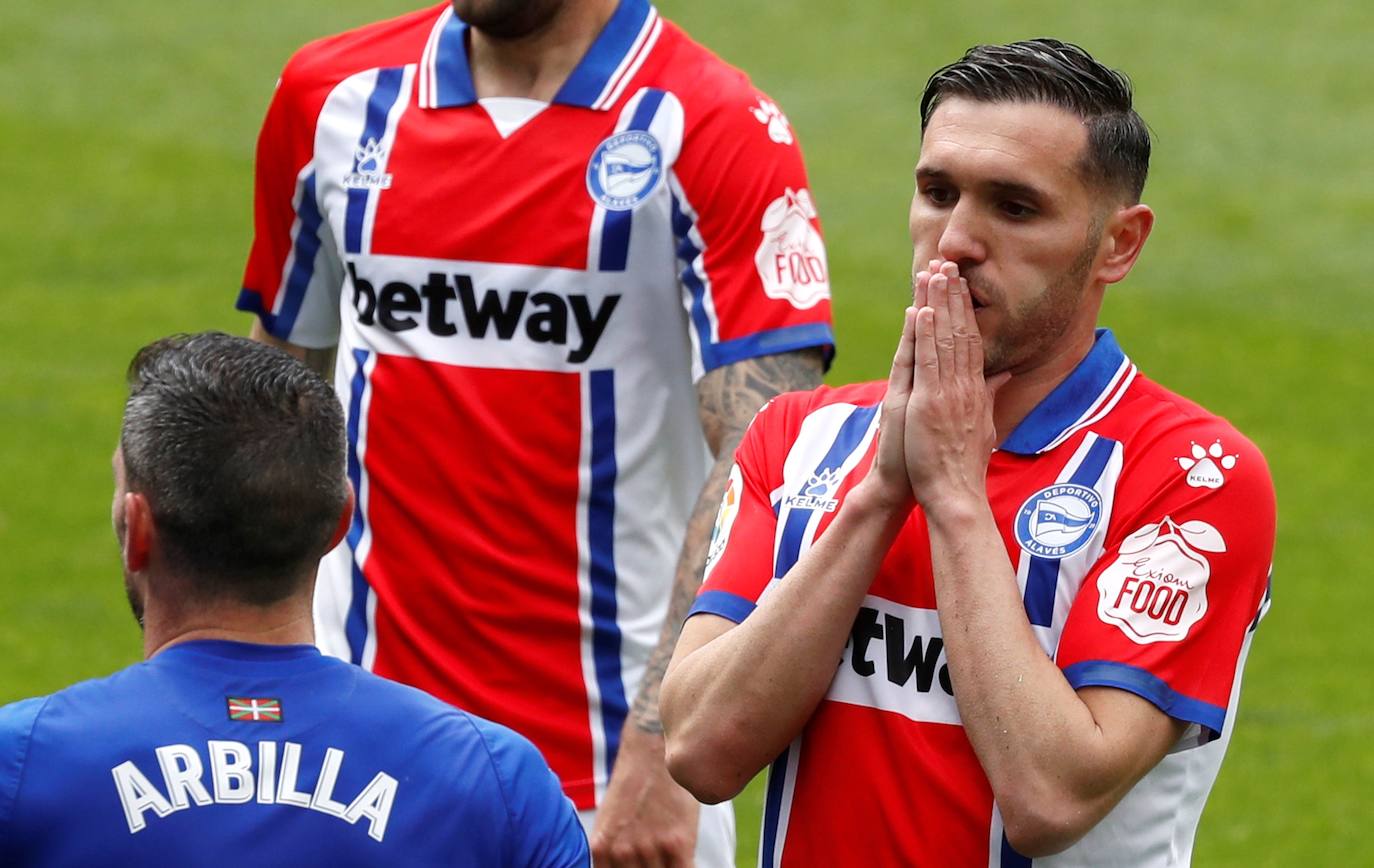 Los de Mendilibar obtienen su segunda victoria de la temporada en casa tras golear el Alavés. 