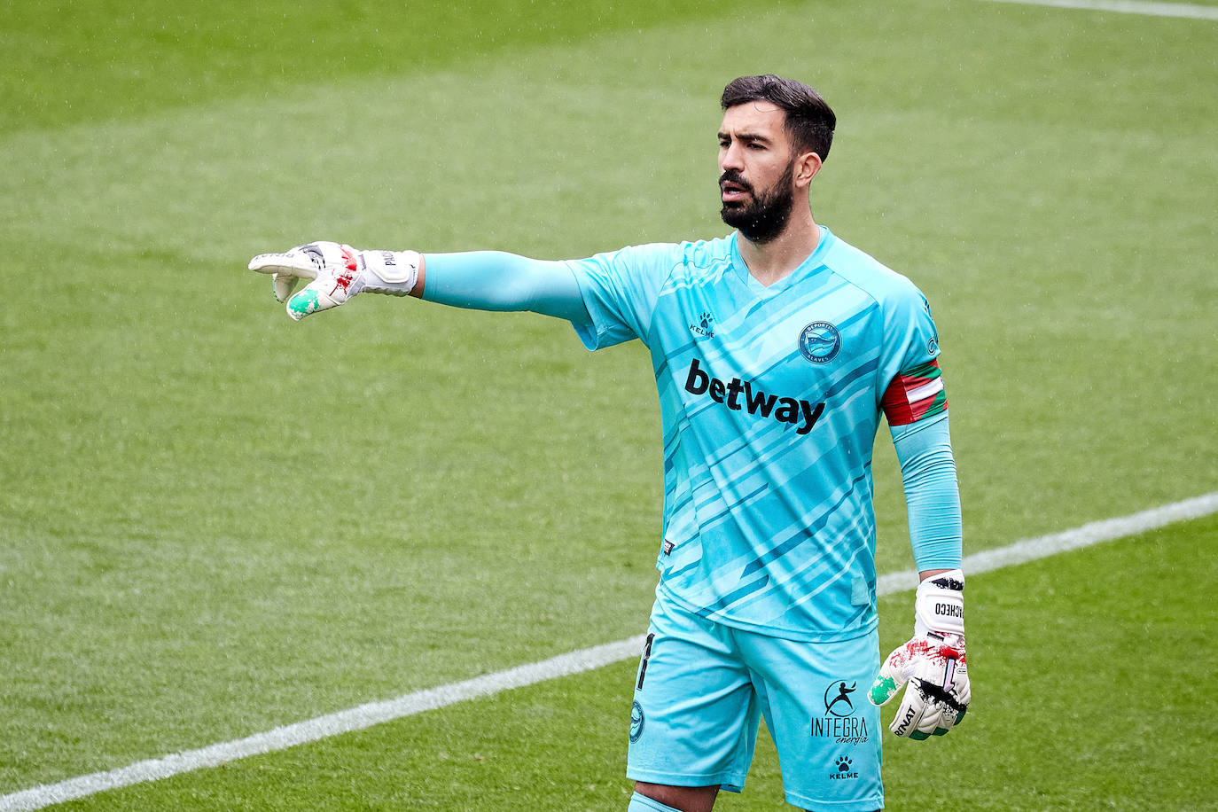 Los de Mendilibar obtienen su segunda victoria de la temporada en casa tras golear el Alavés. 