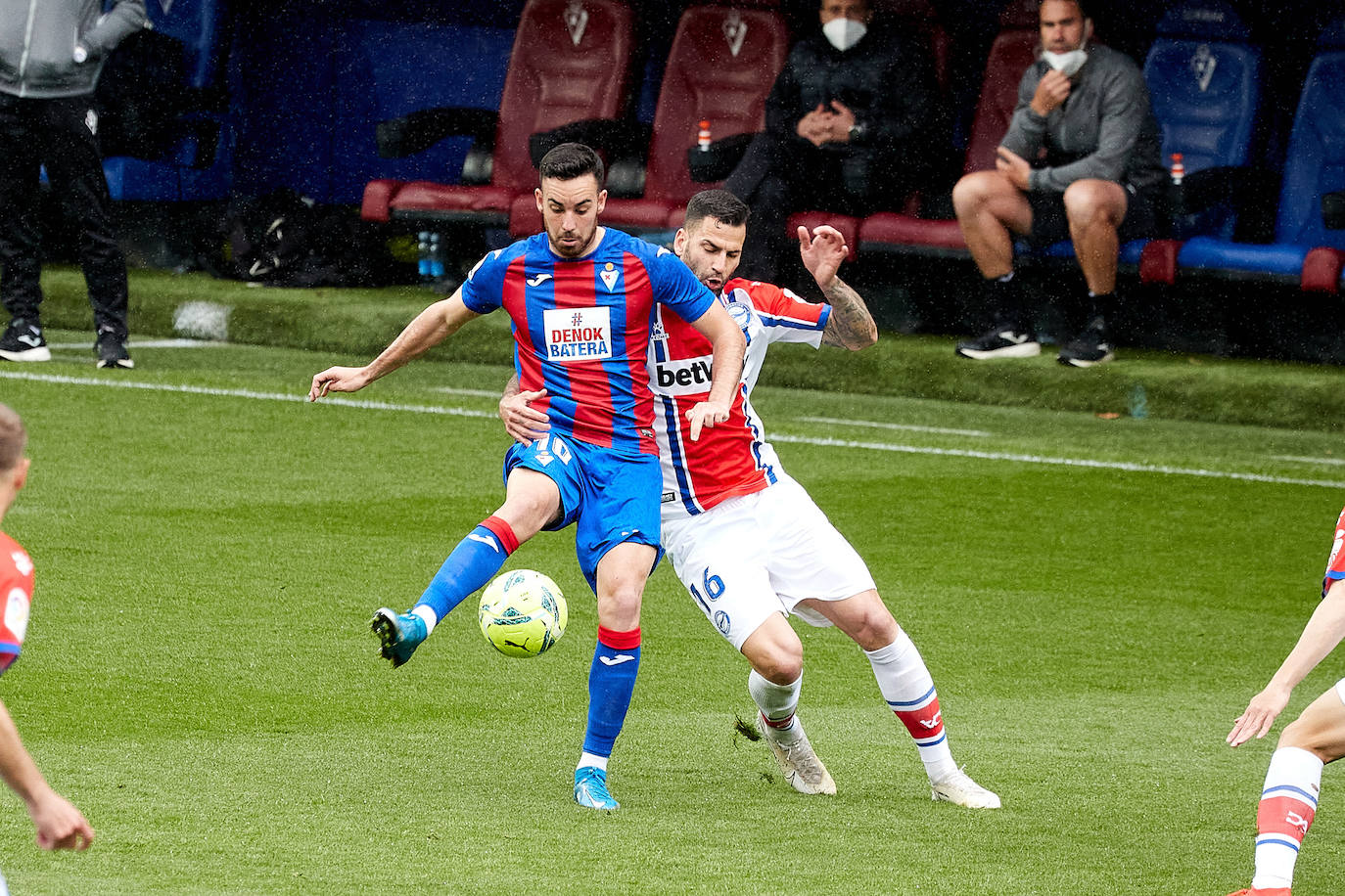 Los de Mendilibar obtienen su segunda victoria de la temporada en casa tras golear el Alavés. 