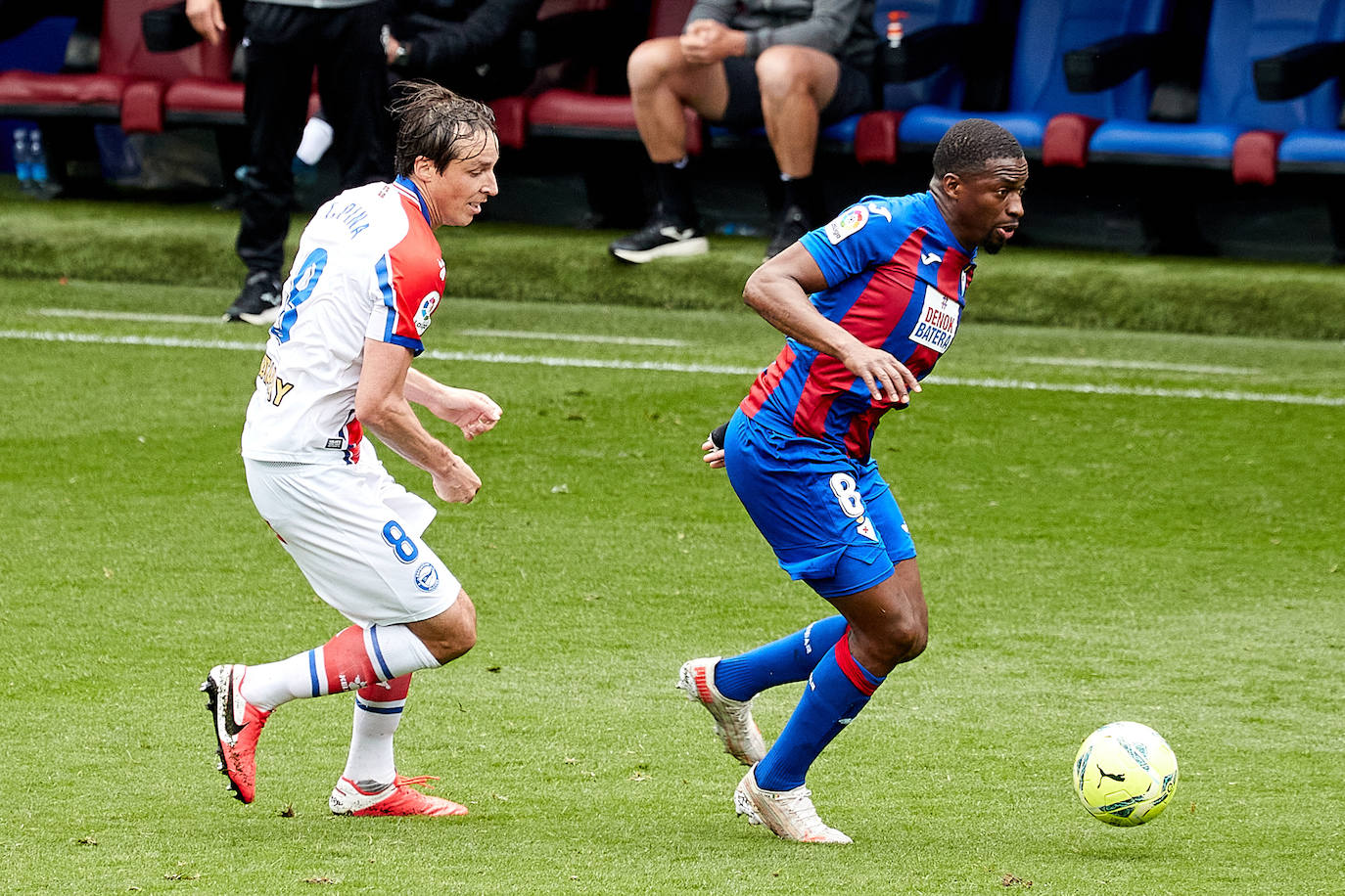 Los de Mendilibar obtienen su segunda victoria de la temporada en casa tras golear el Alavés. 