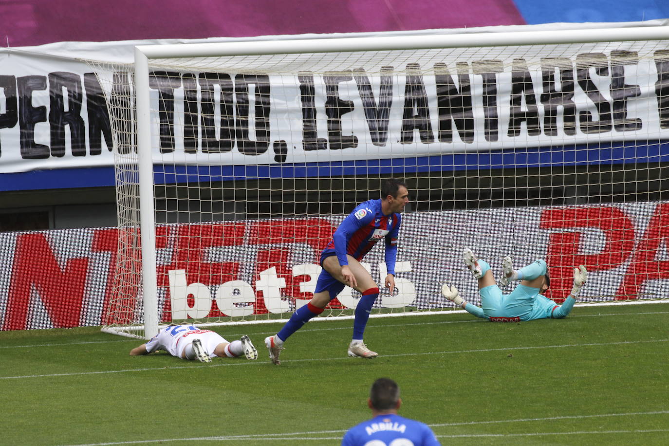 Los de Mendilibar obtienen su segunda victoria de la temporada en casa tras golear el Alavés. 