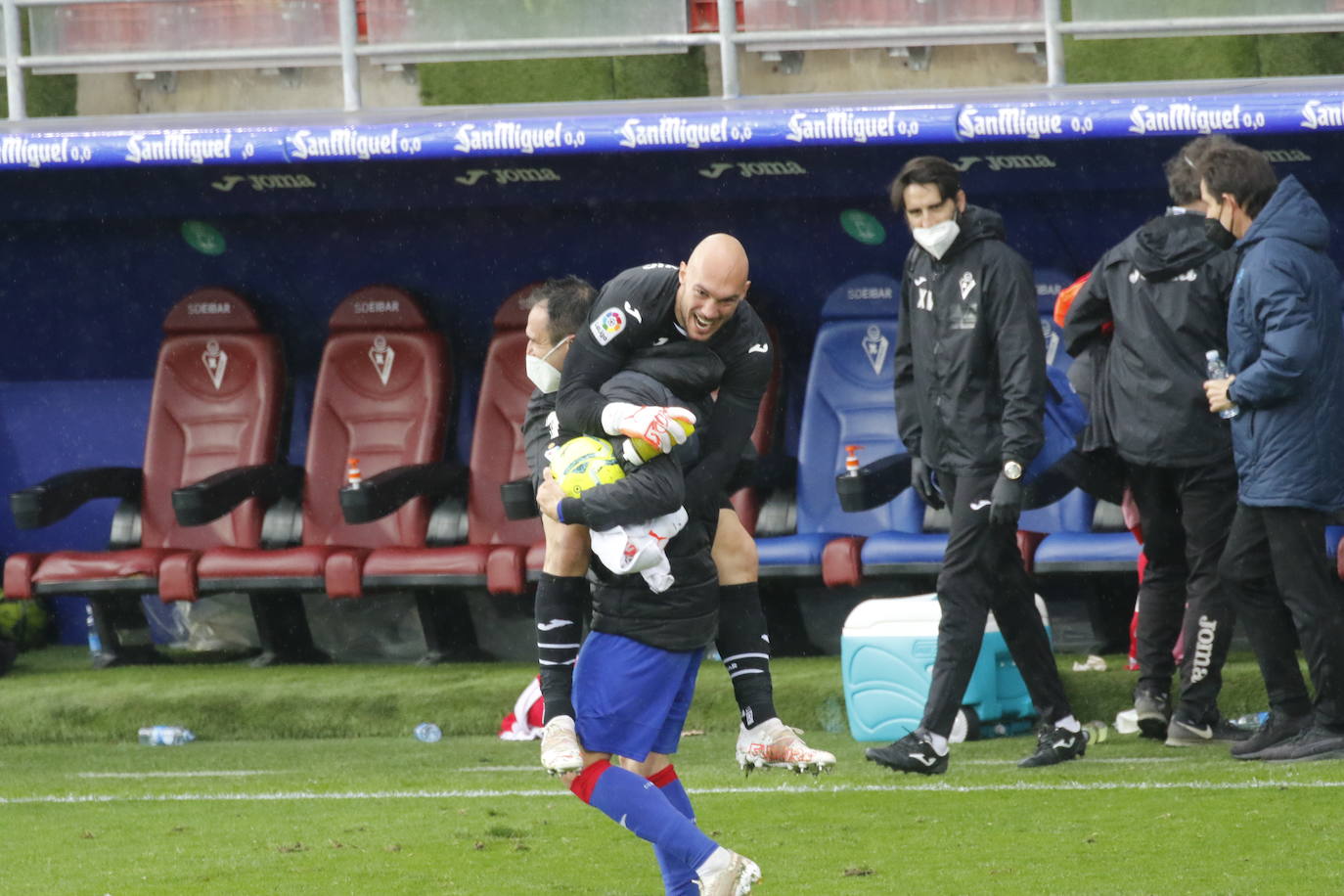 Los de Mendilibar obtienen su segunda victoria de la temporada en casa tras golear el Alavés. 