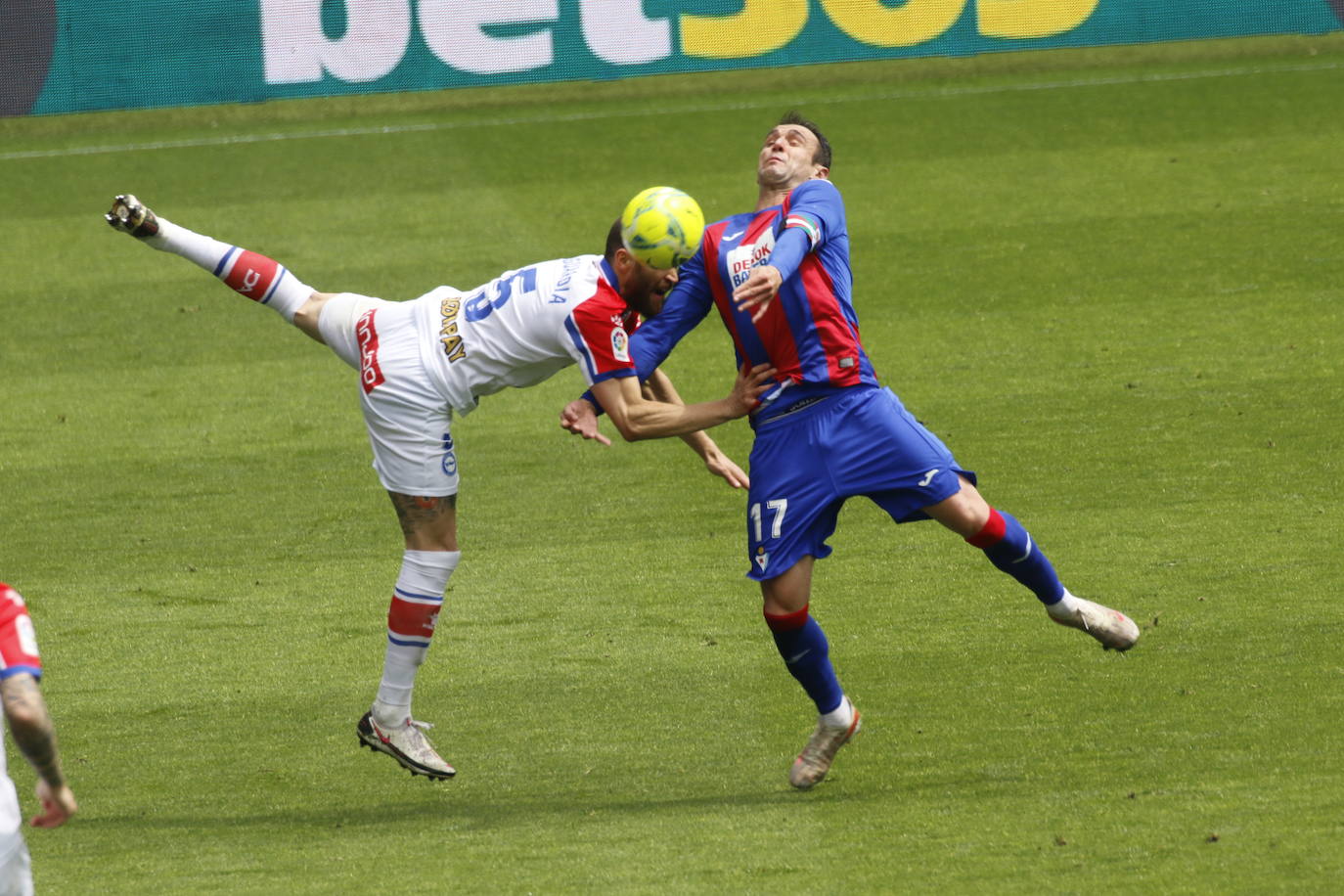 Los de Mendilibar obtienen su segunda victoria de la temporada en casa tras golear el Alavés. 