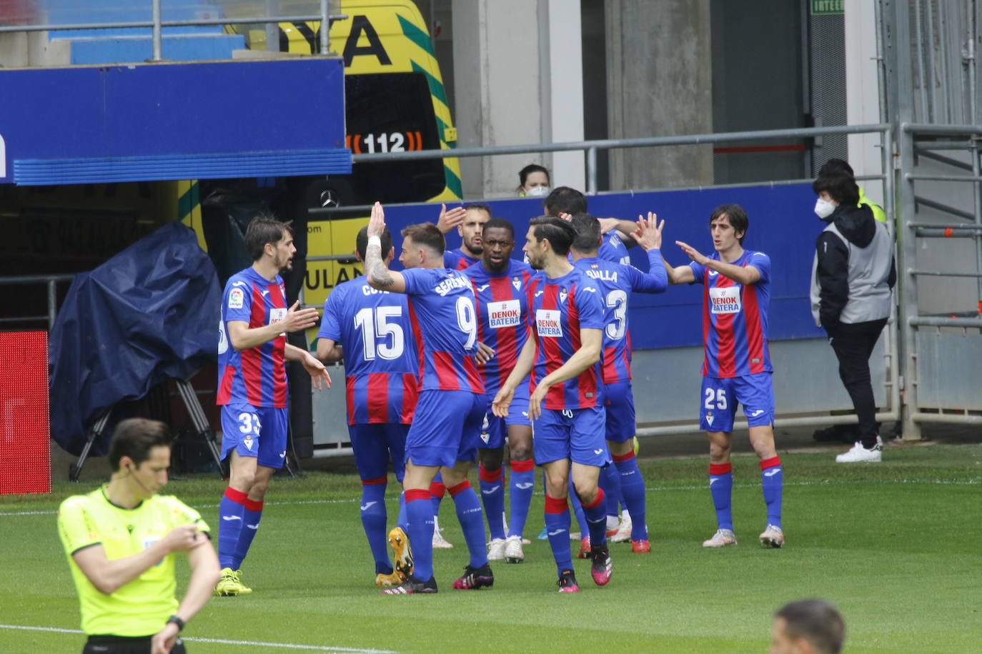 Los de Mendilibar obtienen su segunda victoria de la temporada en casa tras golear el Alavés. 
