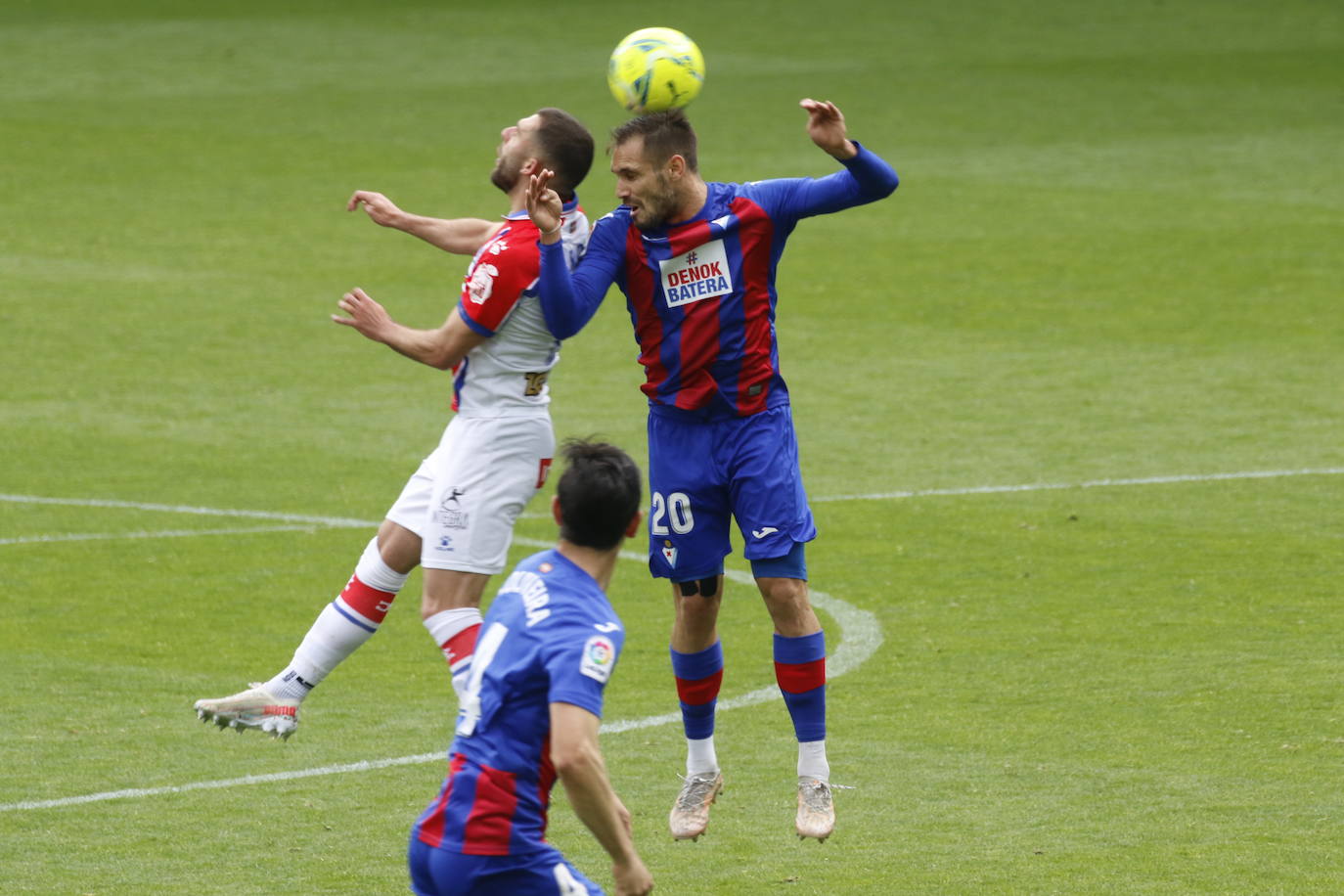 Los de Mendilibar obtienen su segunda victoria de la temporada en casa tras golear el Alavés. 