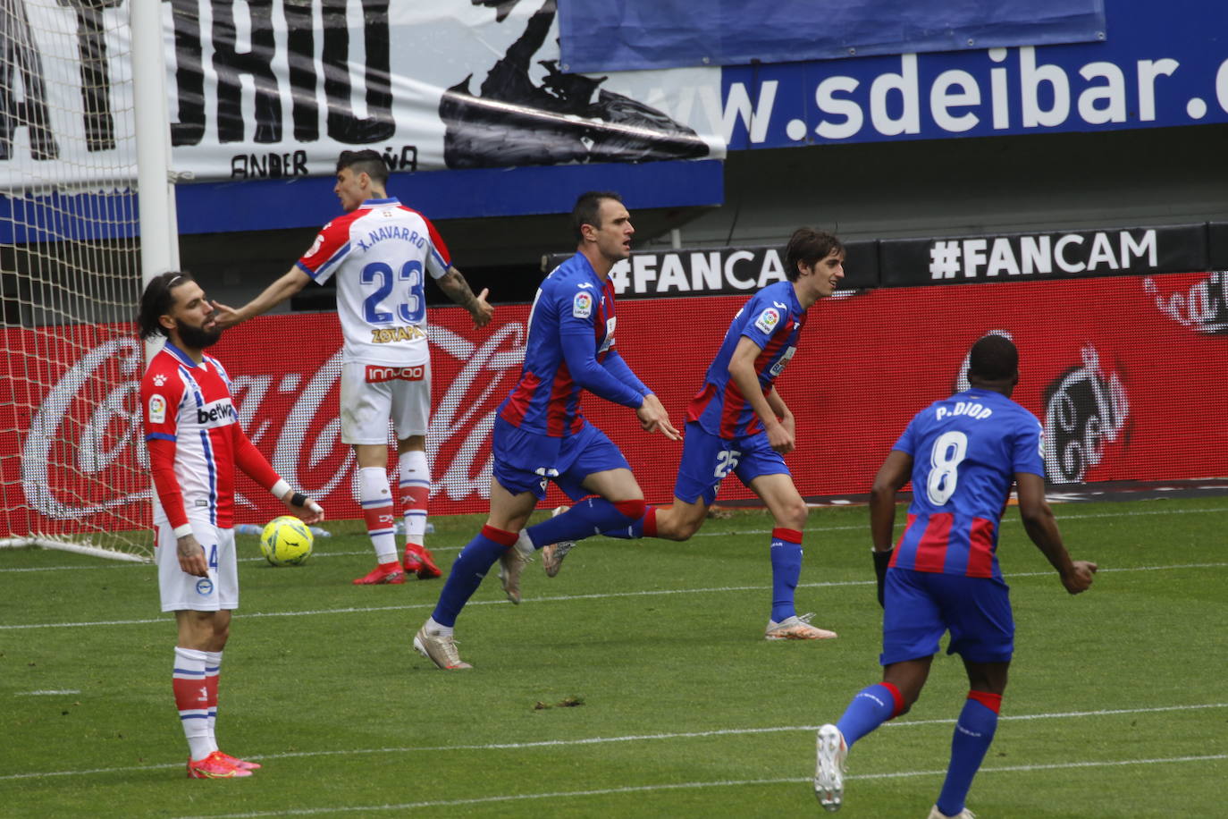 Los de Mendilibar obtienen su segunda victoria de la temporada en casa tras golear el Alavés. 