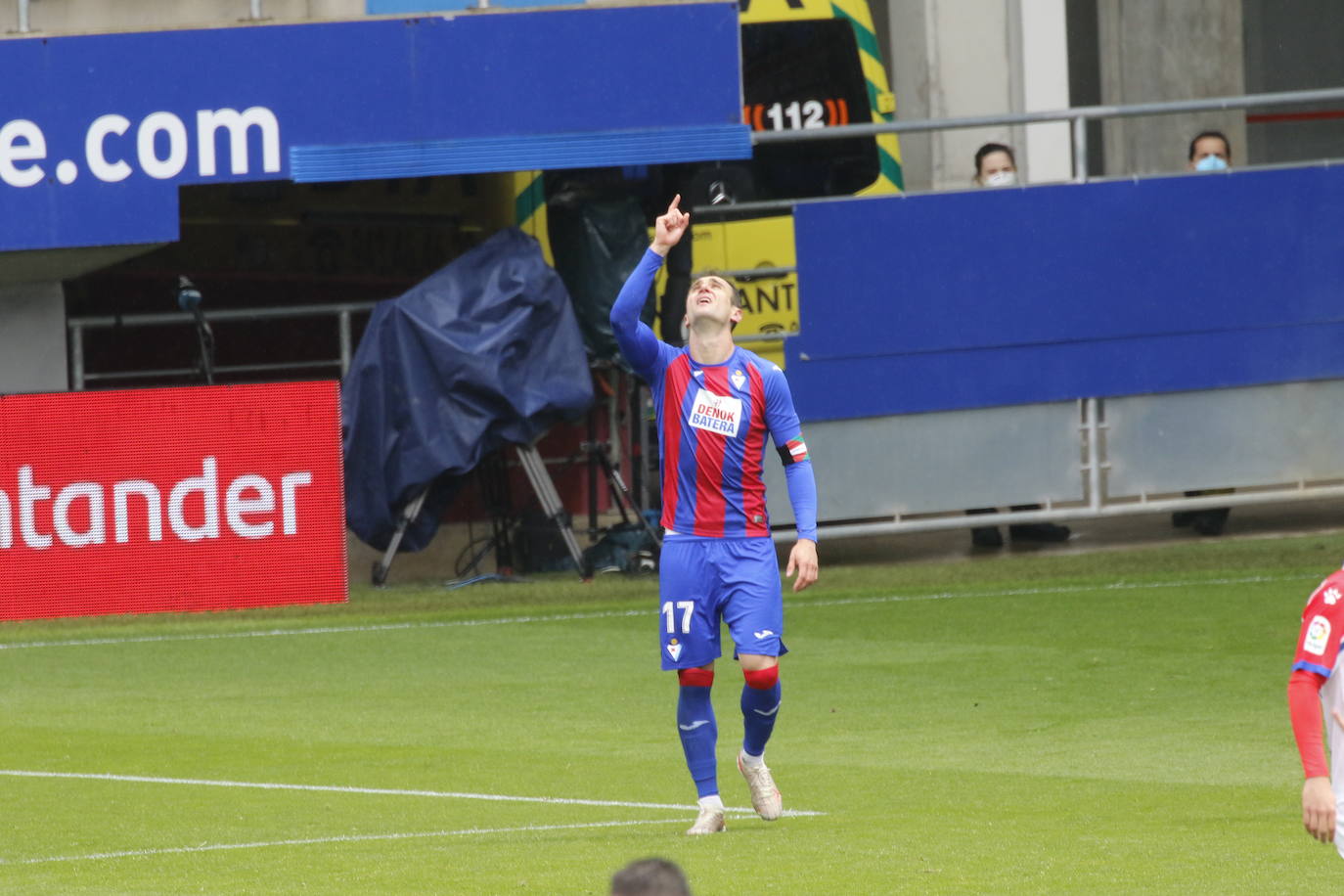 Los de Mendilibar obtienen su segunda victoria de la temporada en casa tras golear el Alavés. 