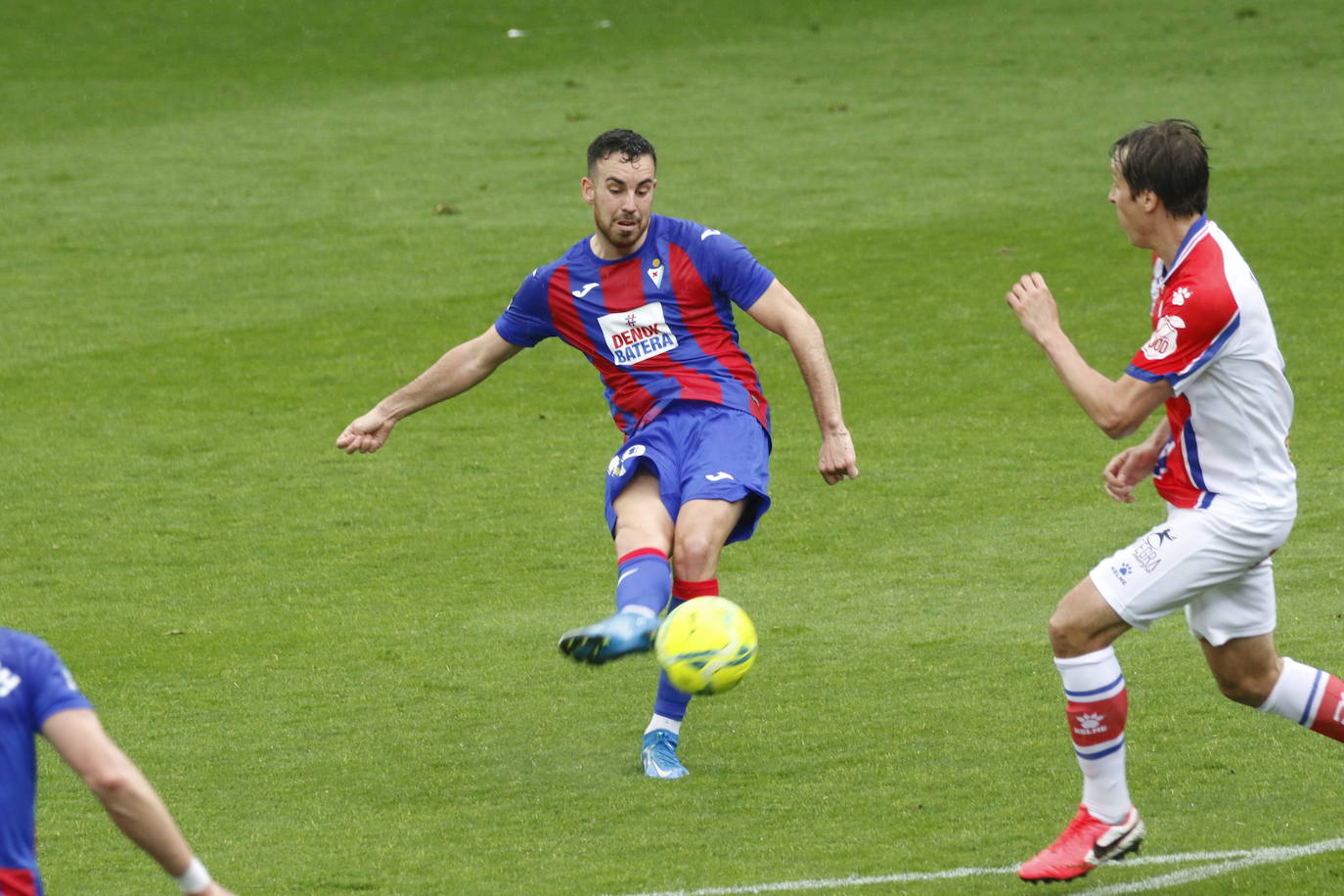 Los de Mendilibar obtienen su segunda victoria de la temporada en casa tras golear el Alavés. 
