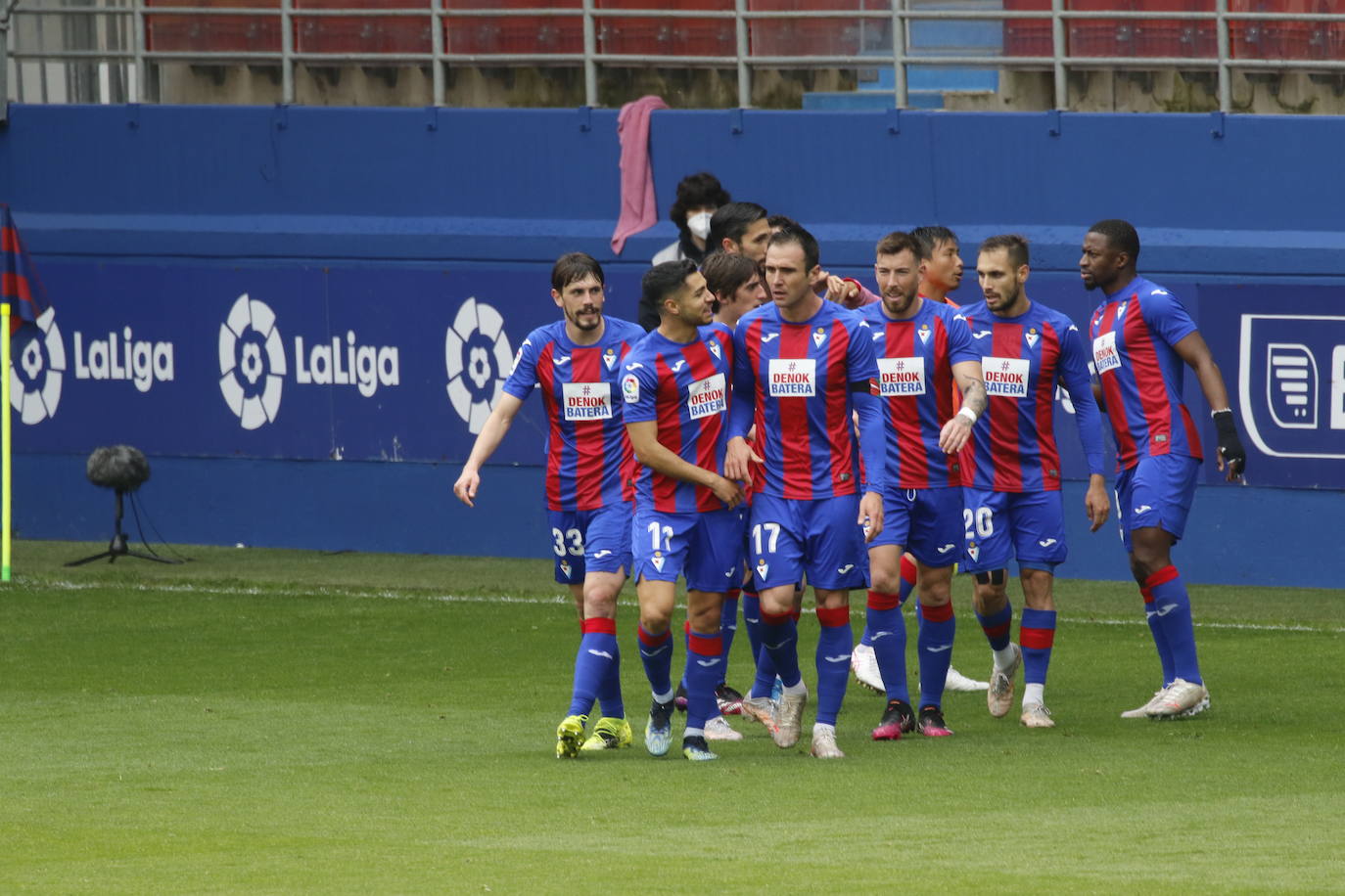 Los de Mendilibar obtienen su segunda victoria de la temporada en casa tras golear el Alavés. 