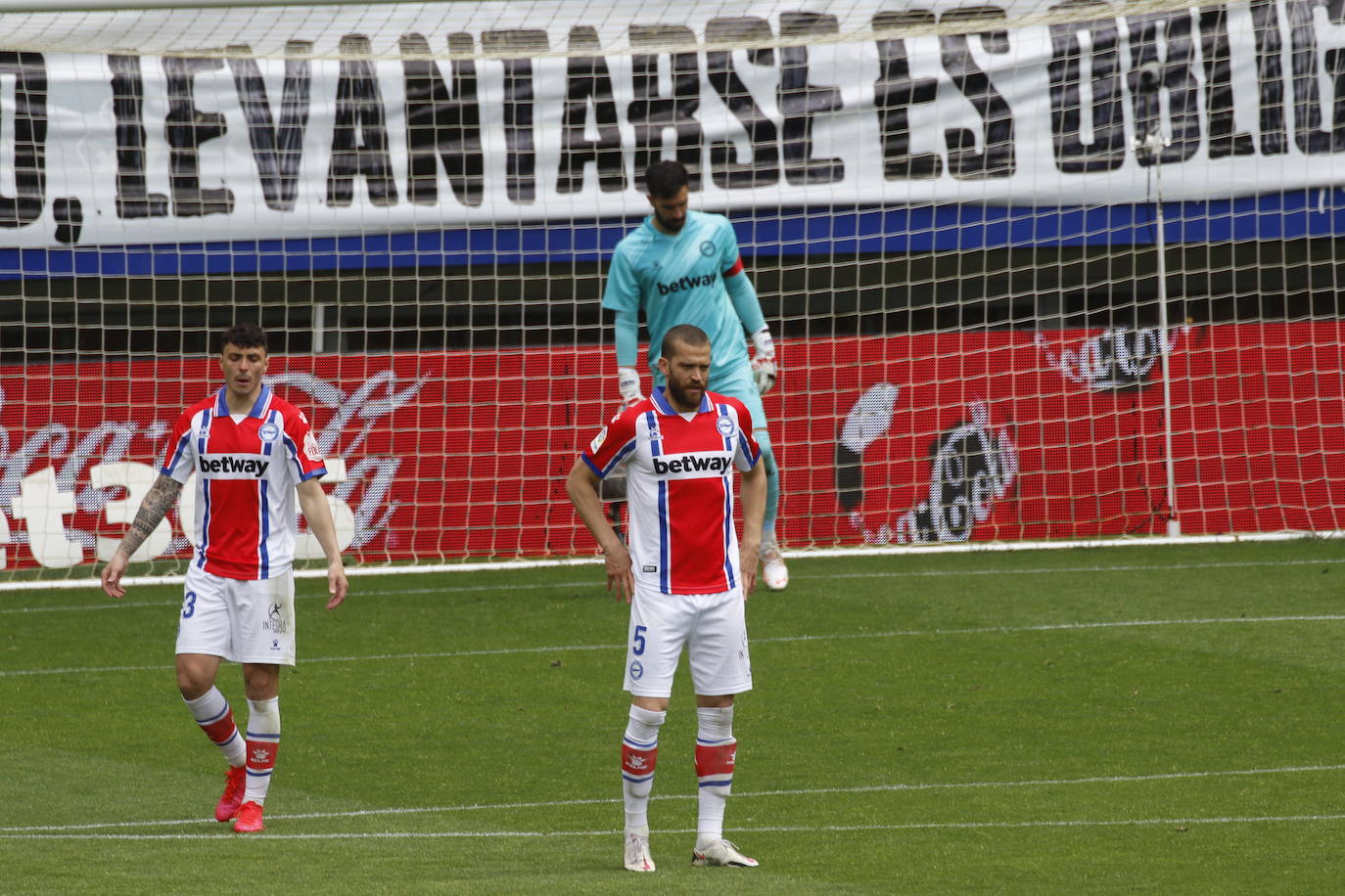 Los de Mendilibar obtienen su segunda victoria de la temporada en casa tras golear el Alavés. 
