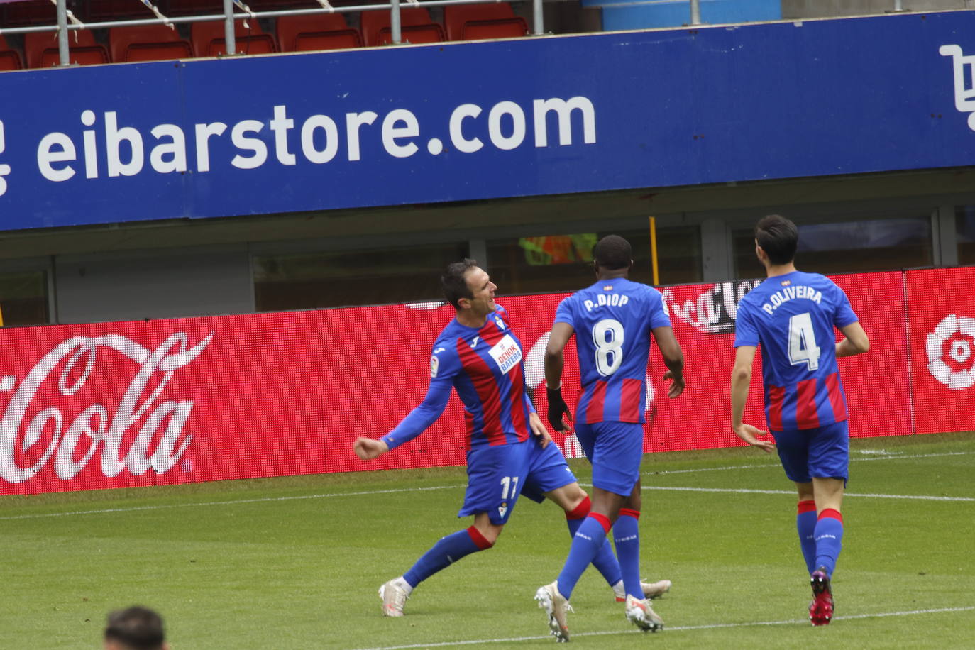 Los de Mendilibar obtienen su segunda victoria de la temporada en casa tras golear el Alavés. 