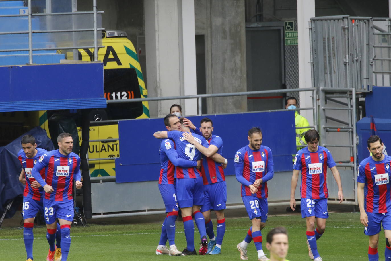 Los de Mendilibar obtienen su segunda victoria de la temporada en casa tras golear el Alavés. 