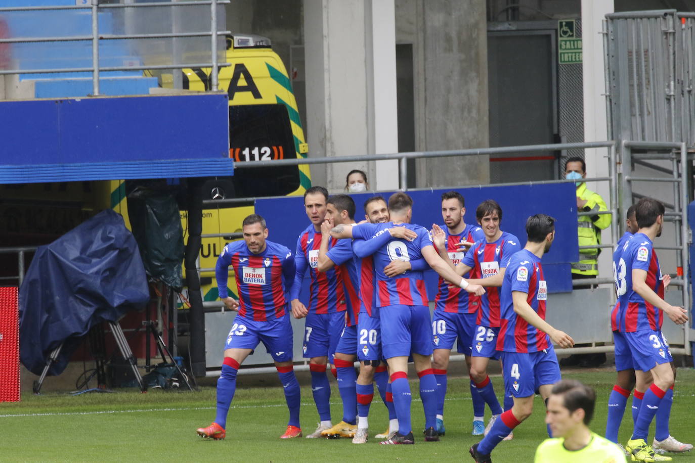 Los de Mendilibar obtienen su segunda victoria de la temporada en casa tras golear el Alavés. 