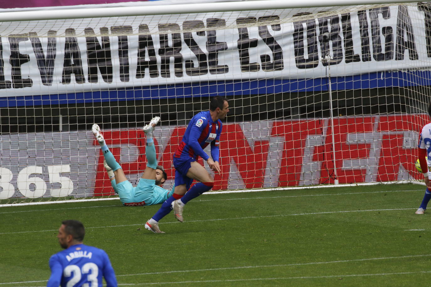 Los de Mendilibar obtienen su segunda victoria de la temporada en casa tras golear el Alavés. 