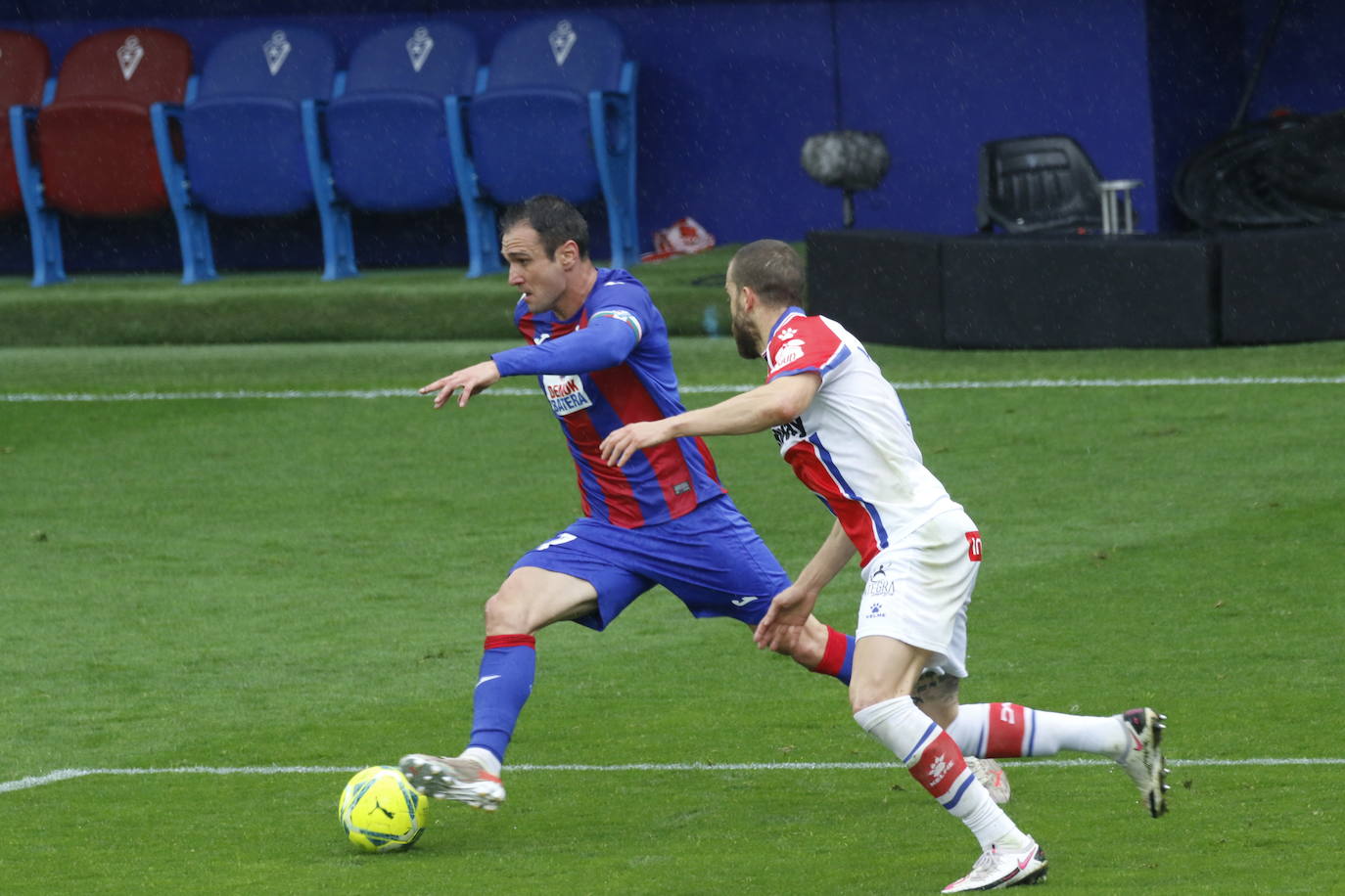 Los de Mendilibar obtienen su segunda victoria de la temporada en casa tras golear el Alavés. 