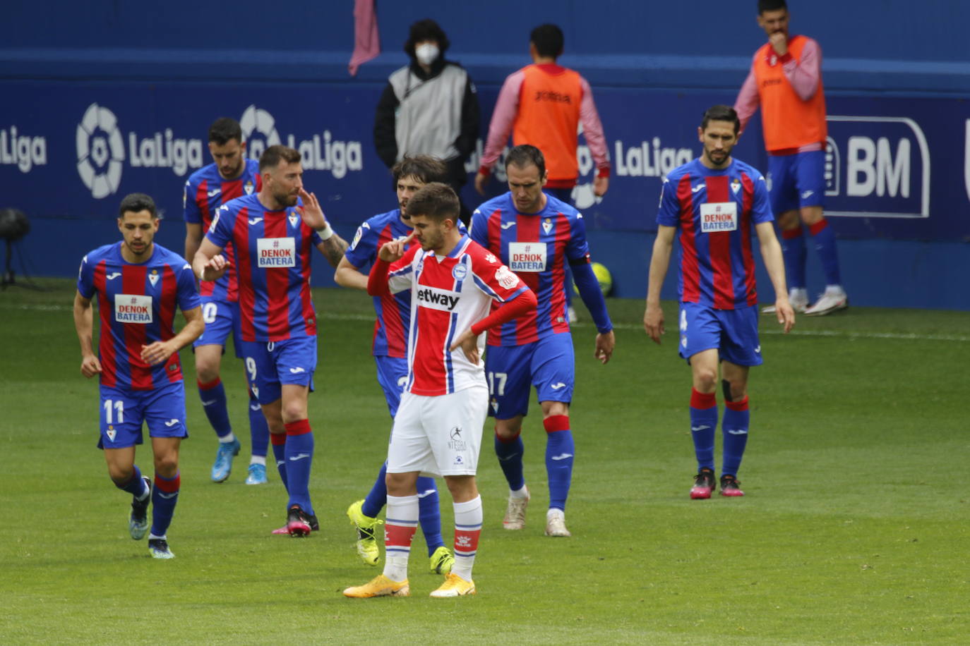 Los de Mendilibar obtienen su segunda victoria de la temporada en casa tras golear el Alavés. 