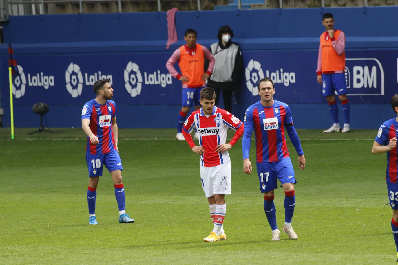 Los de Mendilibar obtienen su segunda victoria de la temporada en casa tras golear el Alavés. 