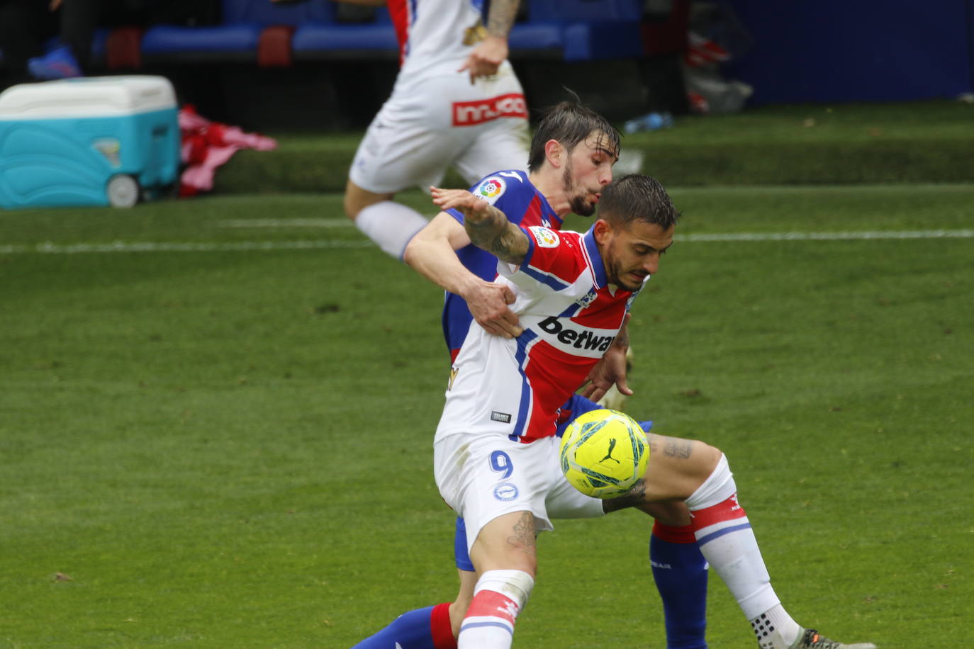 Los de Mendilibar obtienen su segunda victoria de la temporada en casa tras golear el Alavés. 