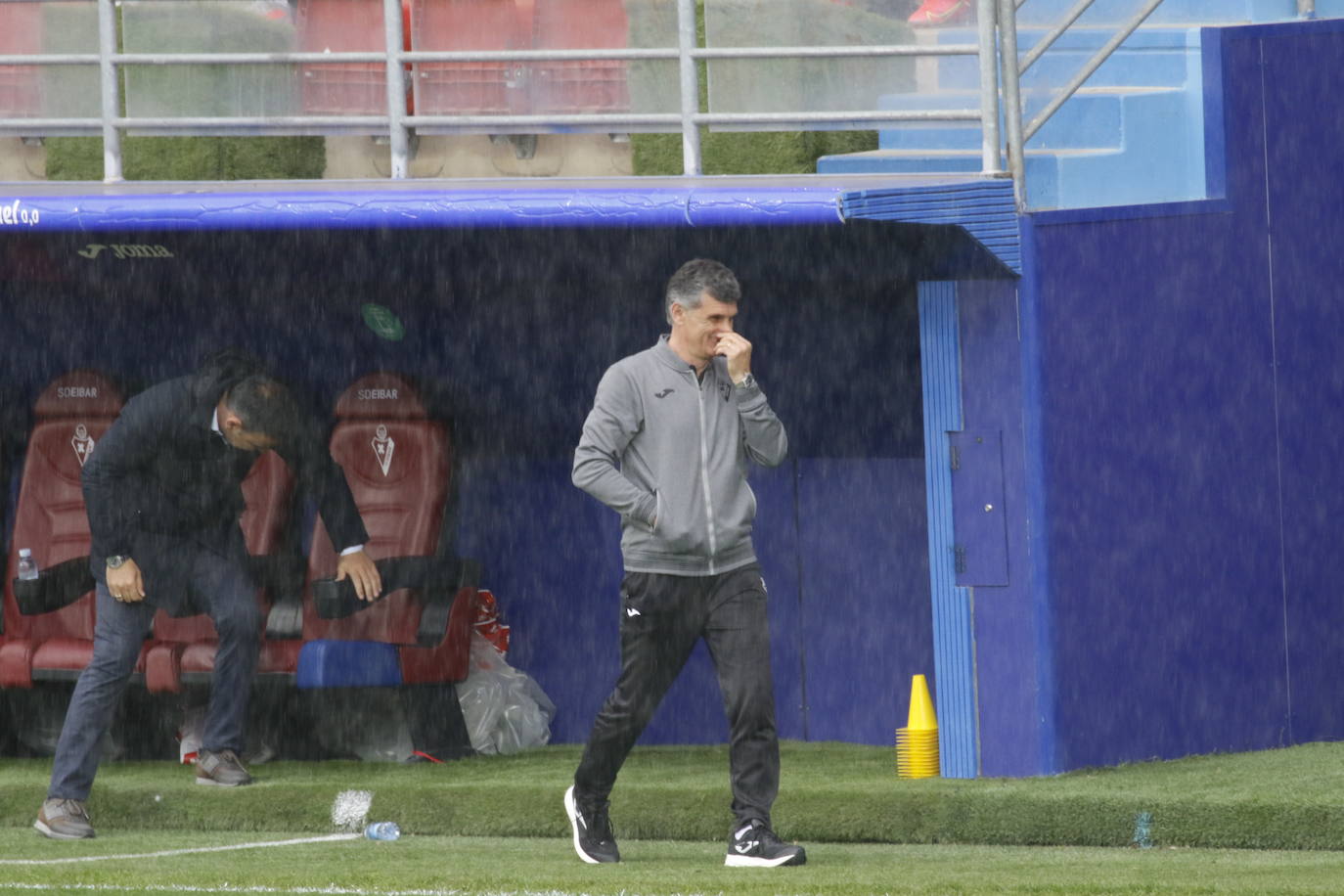 Los de Mendilibar obtienen su segunda victoria de la temporada en casa tras golear el Alavés. 