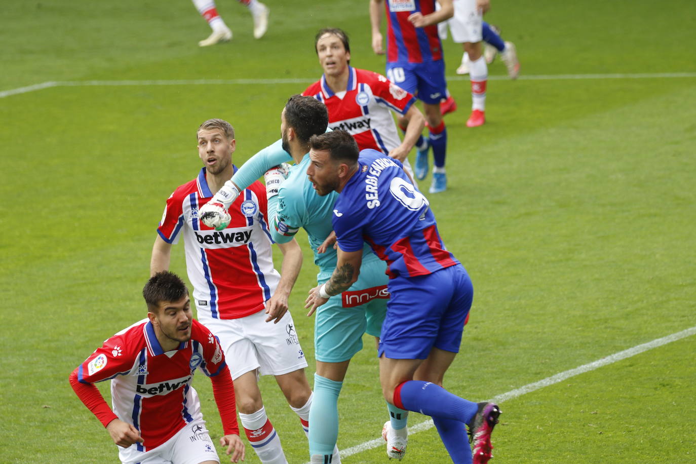 Los de Mendilibar obtienen su segunda victoria de la temporada en casa tras golear el Alavés. 