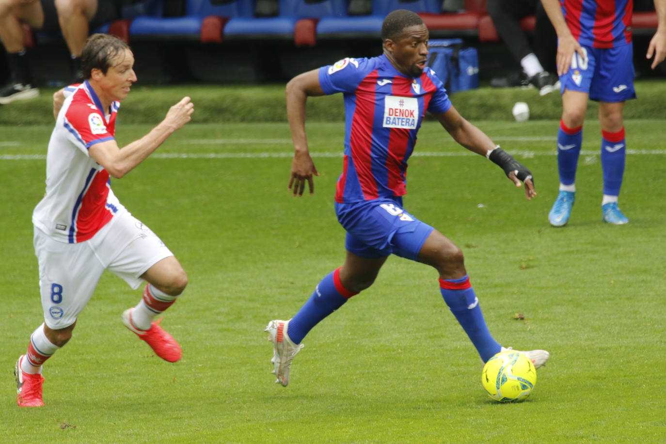 Los de Mendilibar obtienen su segunda victoria de la temporada en casa tras golear el Alavés. 