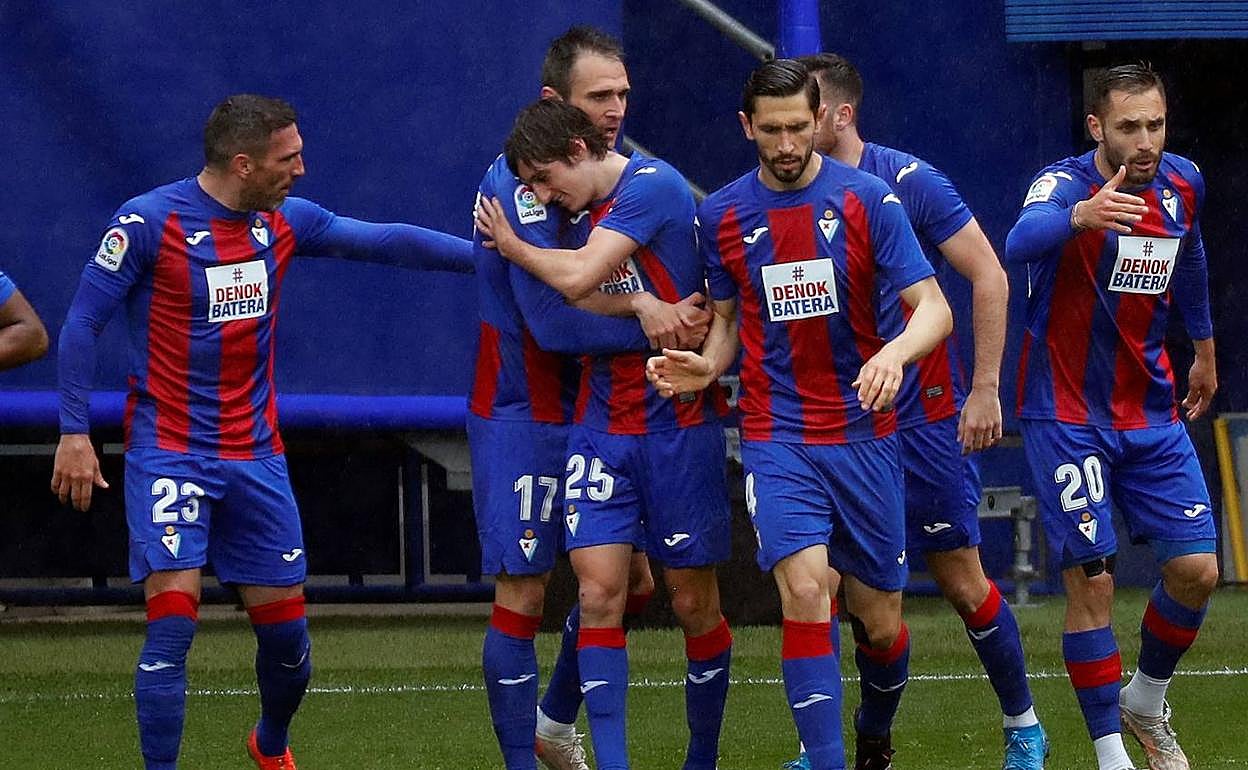 Los jugadores del Eibar celebran el primer tanto de la matinal en Ipurua. 