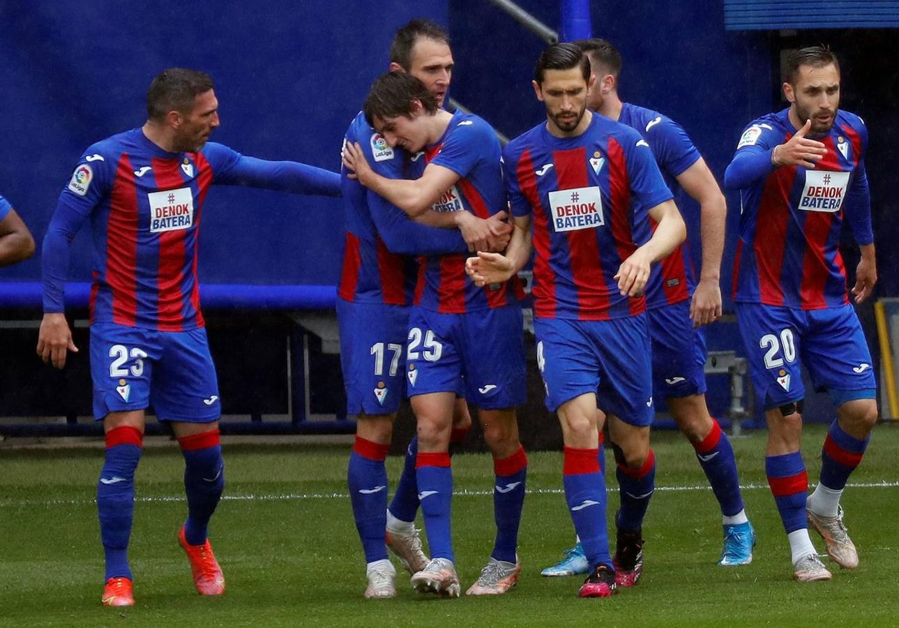 Los de Mendilibar obtienen su segunda victoria de la temporada en casa tras golear el Alavés. 