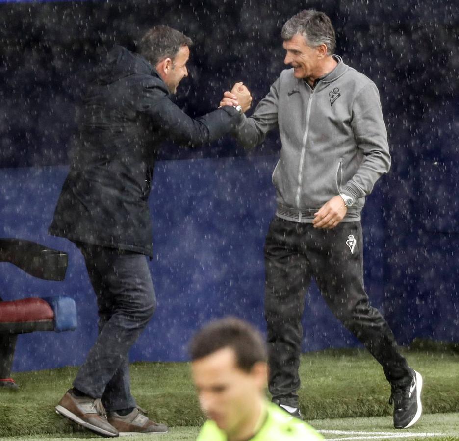 Los de Mendilibar obtienen su segunda victoria de la temporada en casa tras golear el Alavés. 